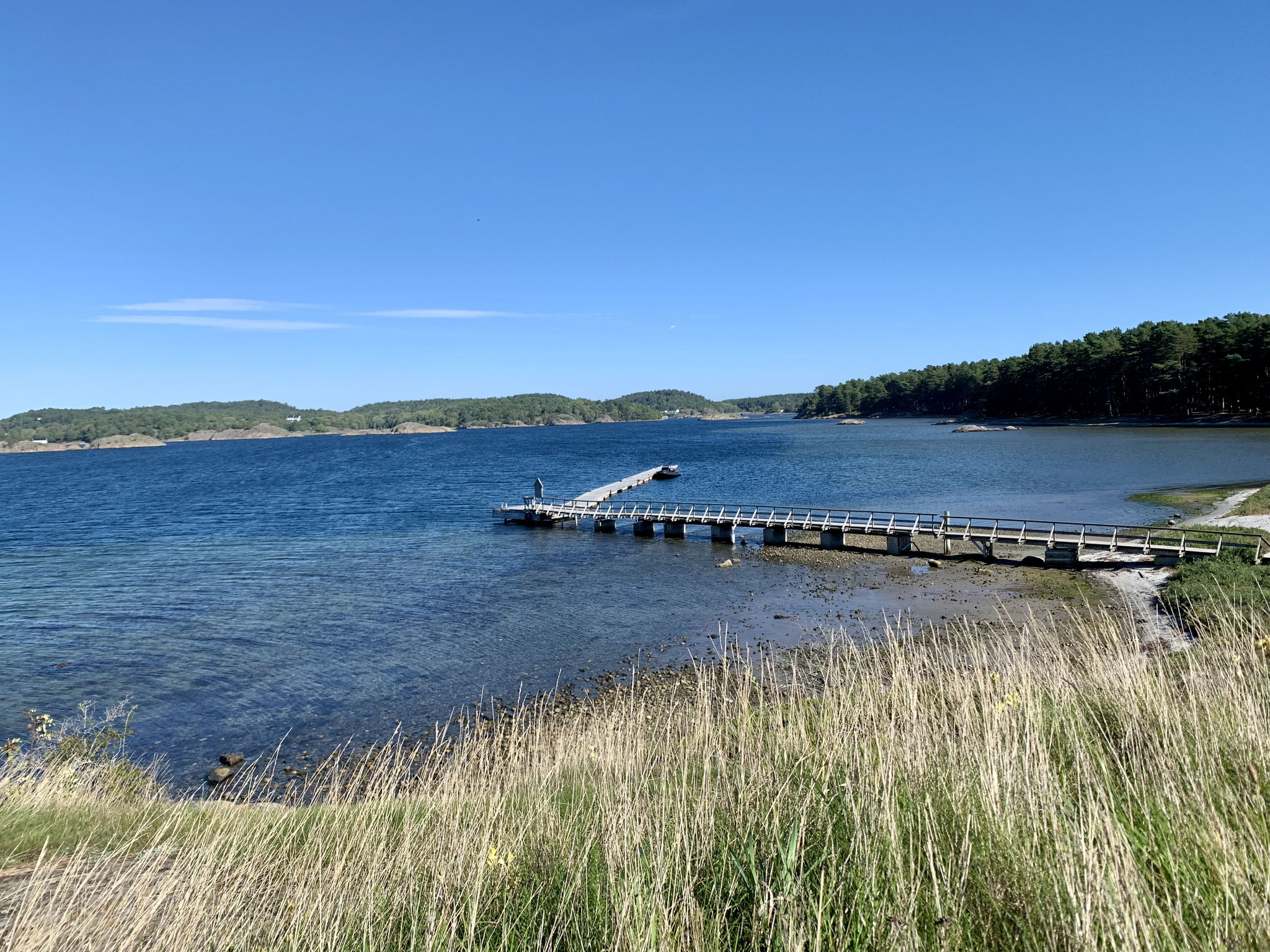Der der Bootsanlegestege entlang der Fjordseite der Insel 