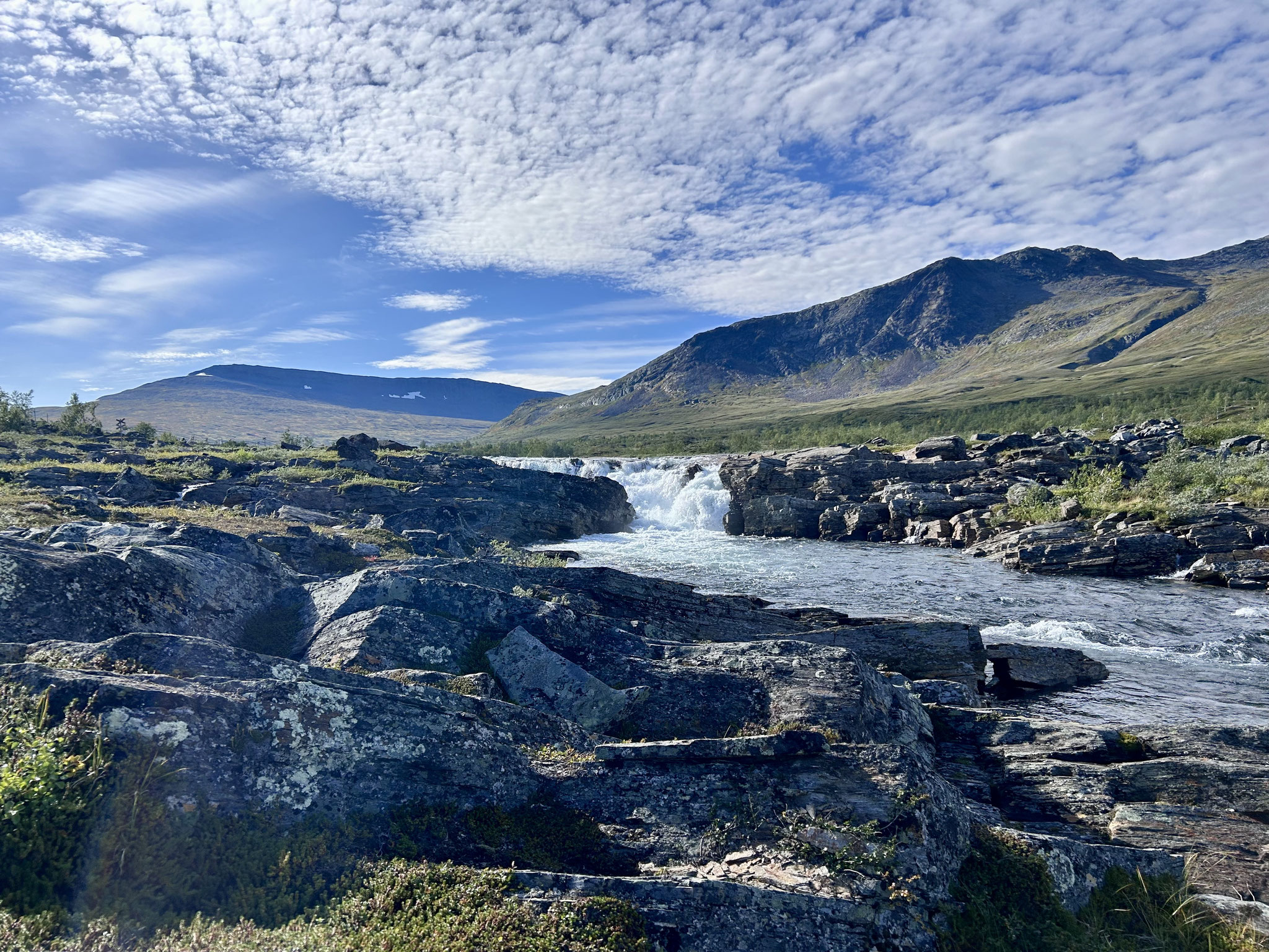 Camp mit Wasserfall