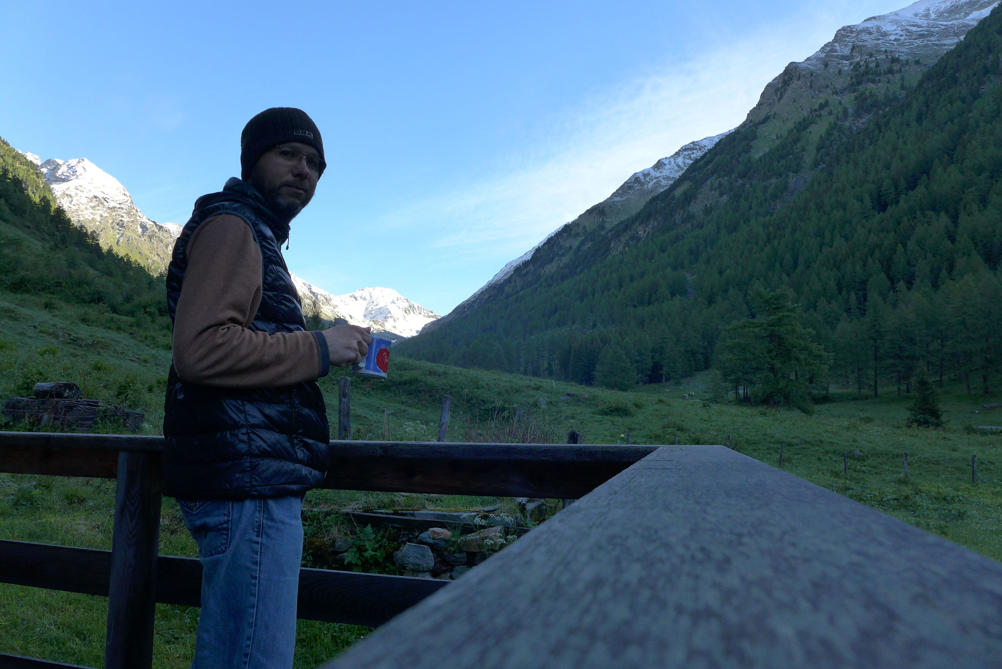 Früh morgens die Ruhe und den Ausblick mit einer Tasse Kaffee genießen - reine(r) Berge.