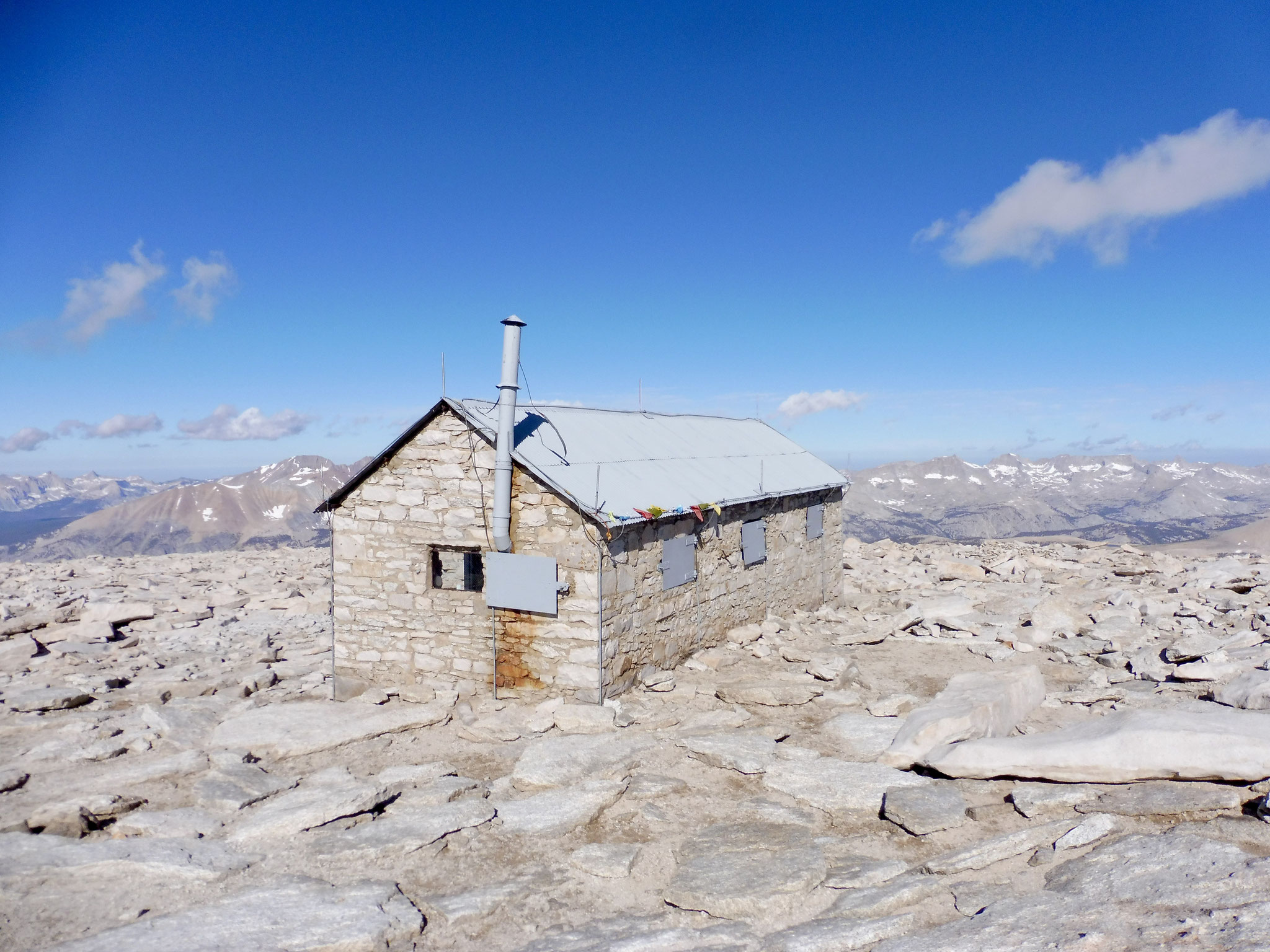 Die Schutzhütte auf dem Gipfel des Mount Whitney 