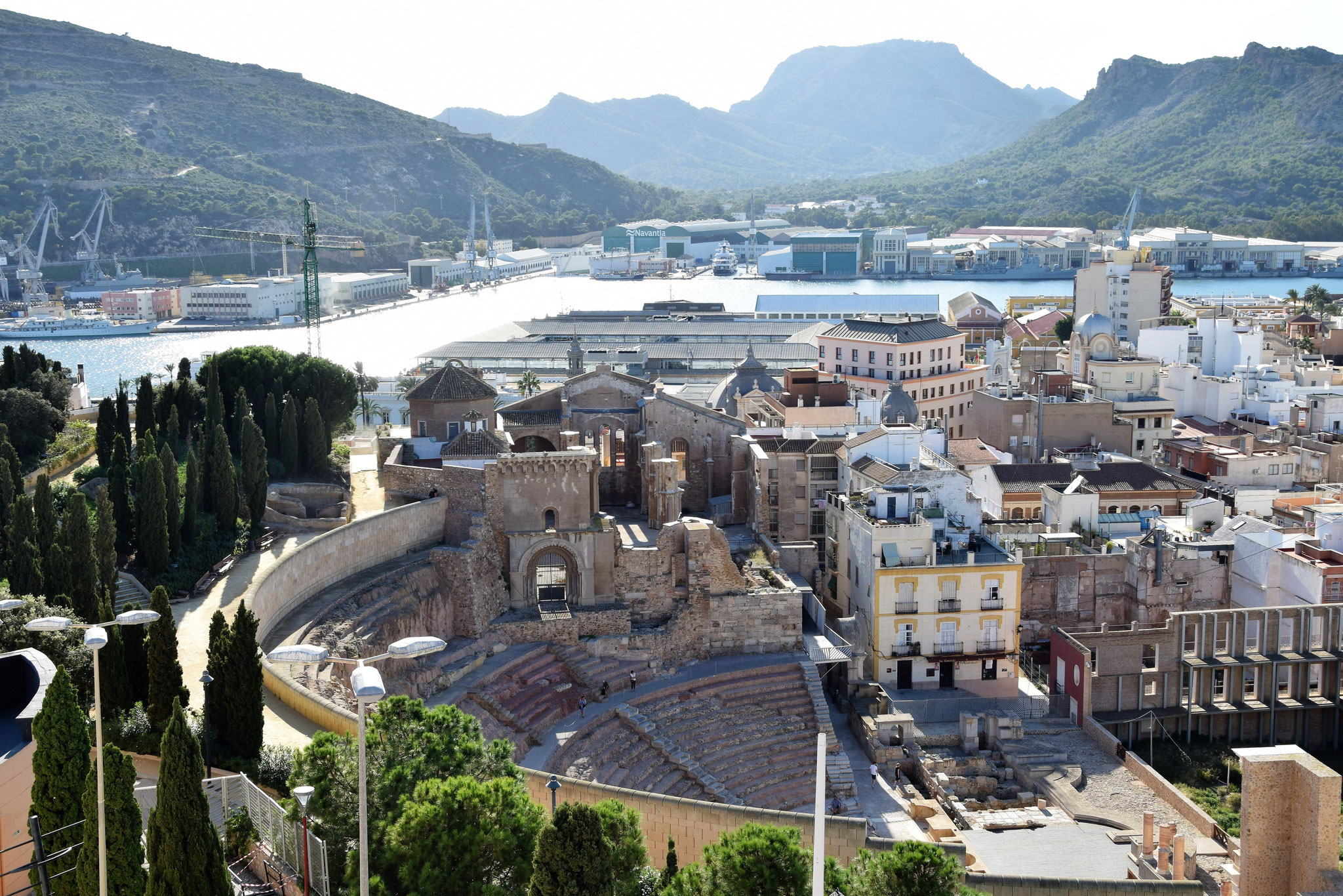 Das römische Theater mit der Ruine der Kathedrale "Santa Maria la Vieja"