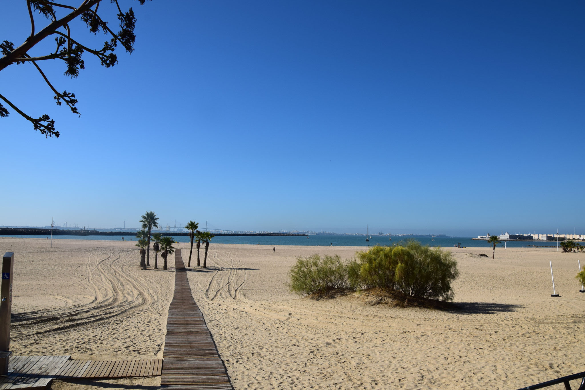 Der weitläufige Sandstrand