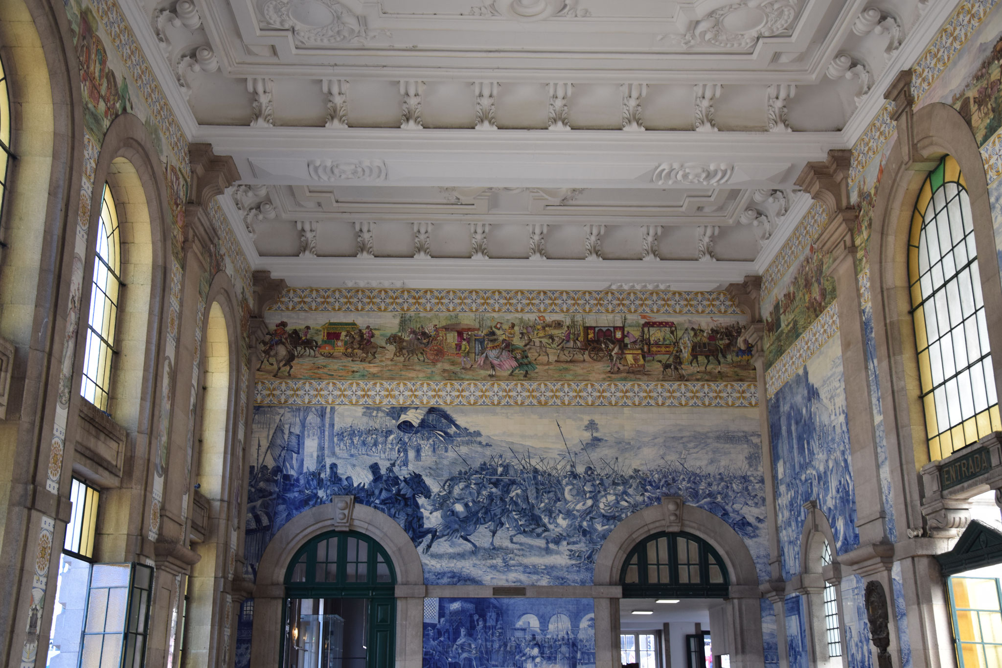 Der schöne Bahnhof 'Sao Bento' mit historischem Fliesenbild