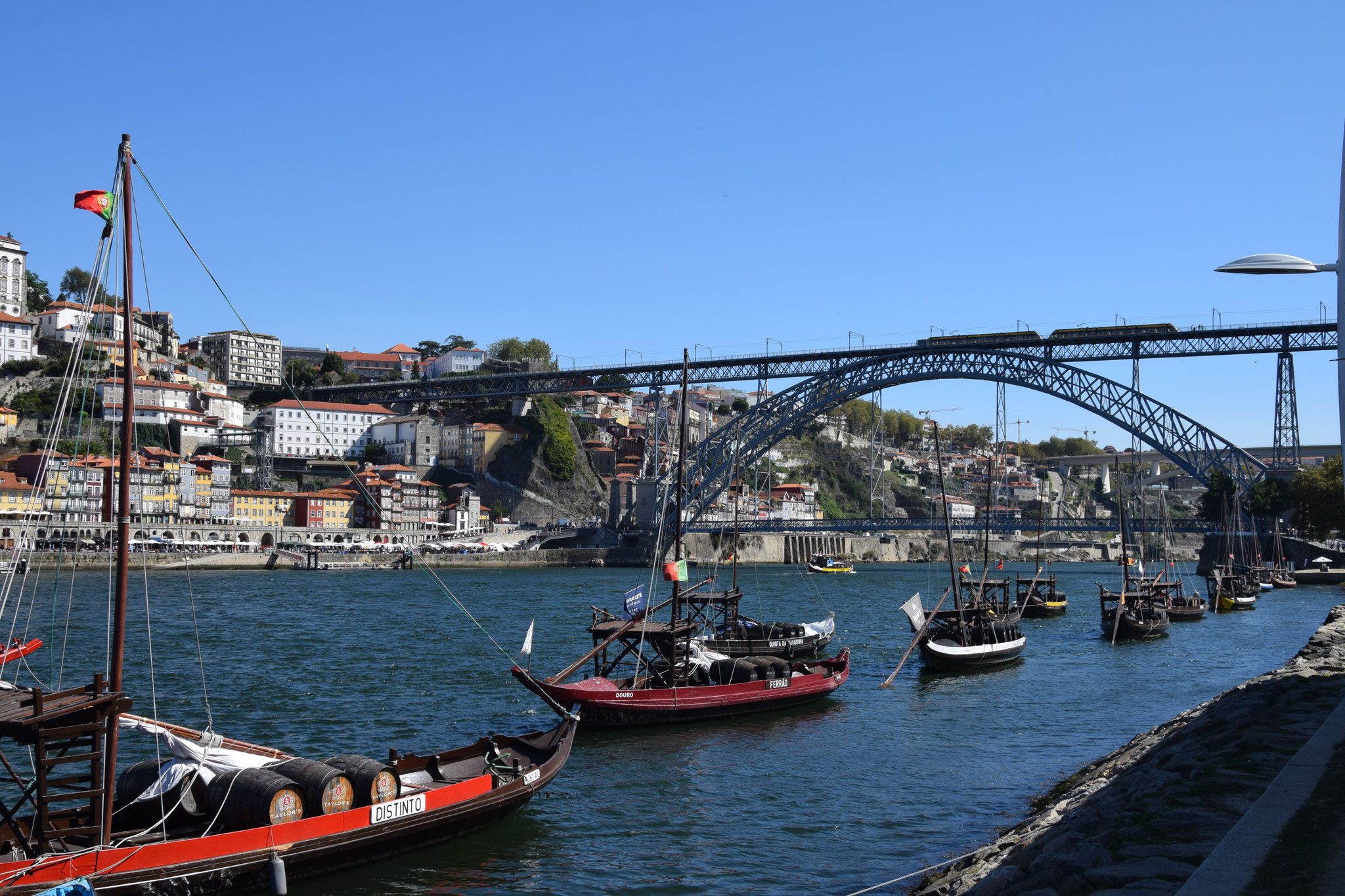 Rabelos (Portweinschiffe) am Ufer des Douro,  heute zum Transport der Touristen