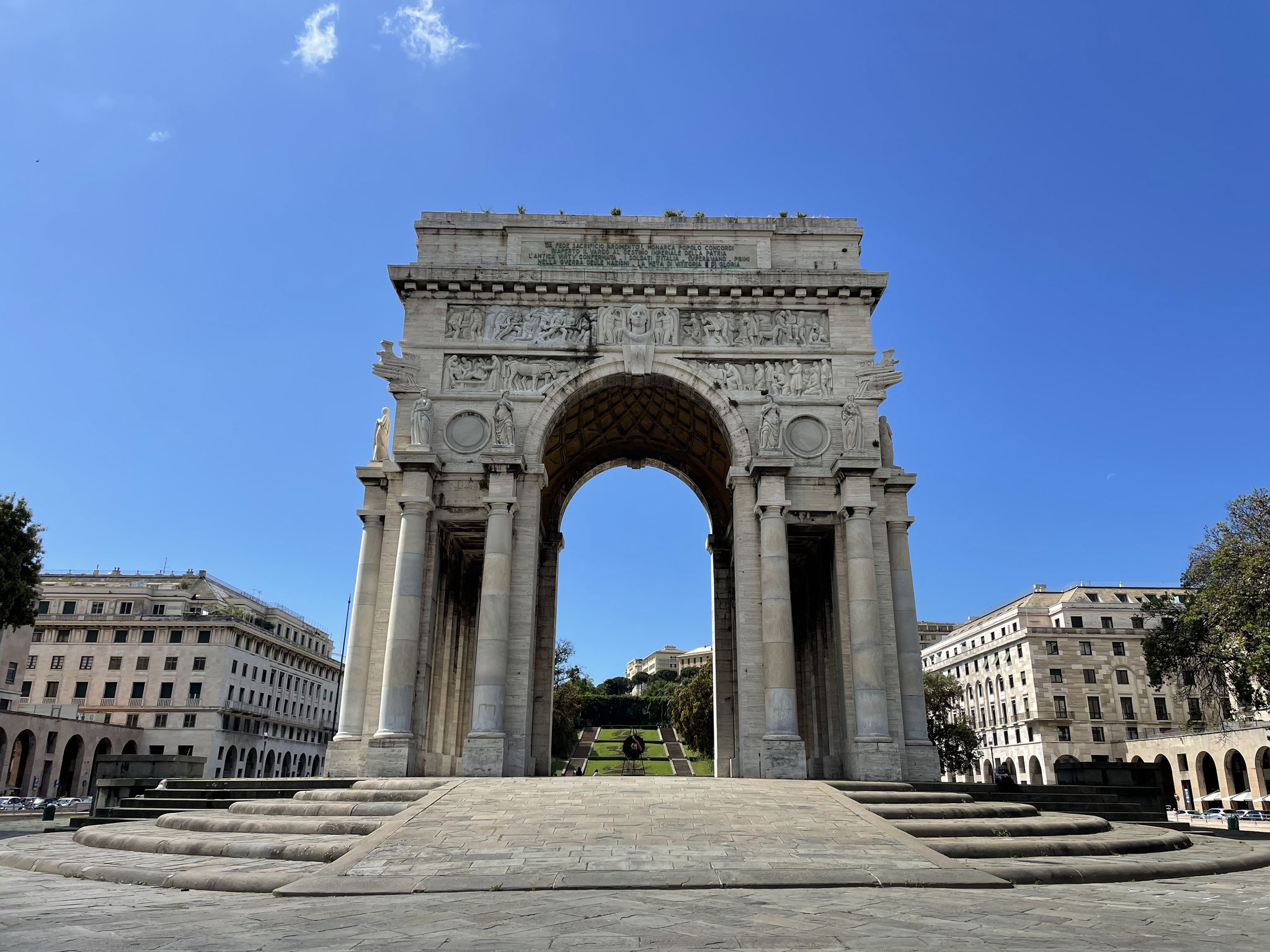 Triumphbogen auf dem Piazza della Vittoria zu Ehren der gefallenen Genuesen im Ersten Weltkrieg