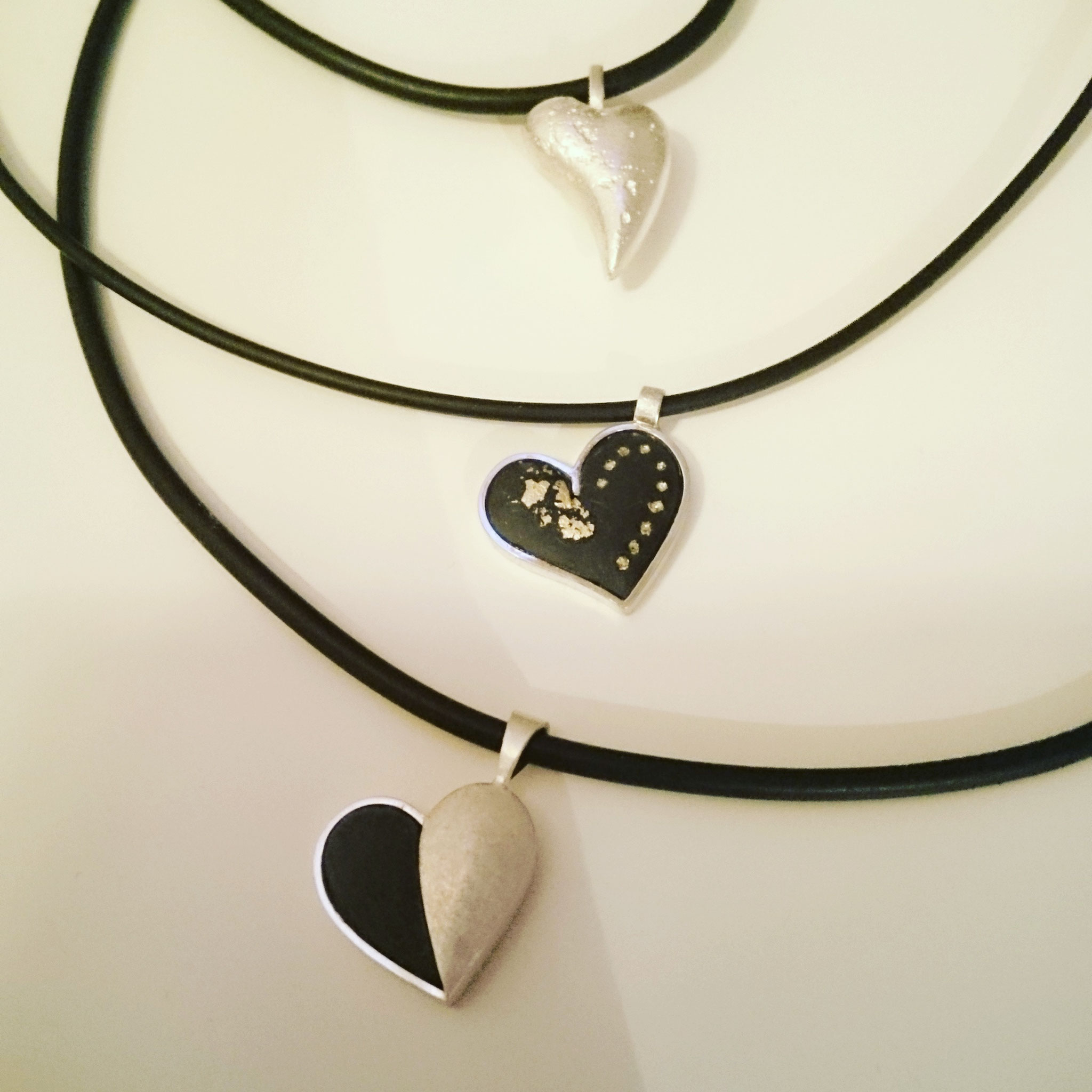925/- Silber, Kautschuk, Schiefer, Blattgold