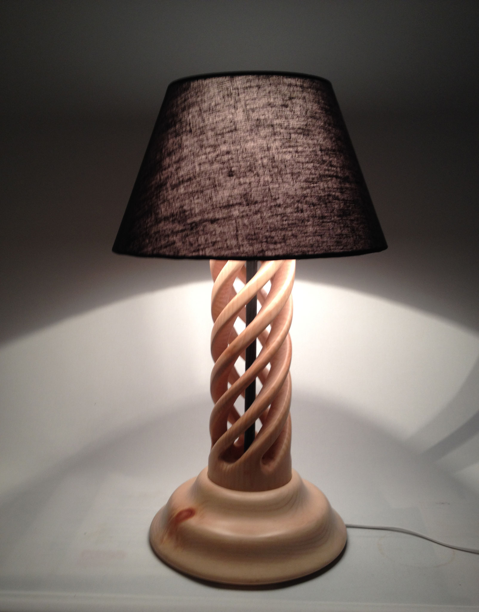 Stehlampe mit gewundenem Fuß 4