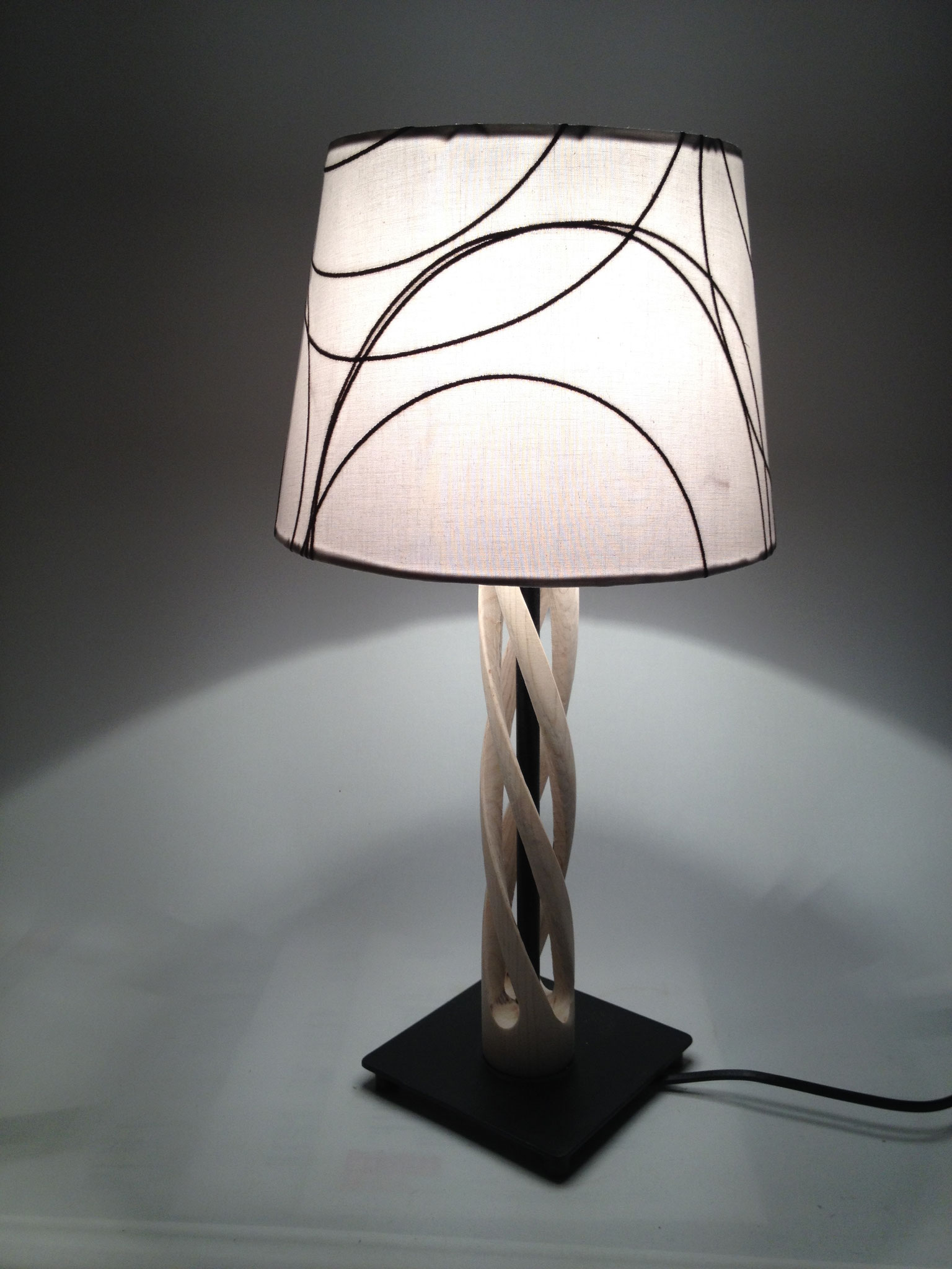 Stehlampe mit gewundenem Fuß 3