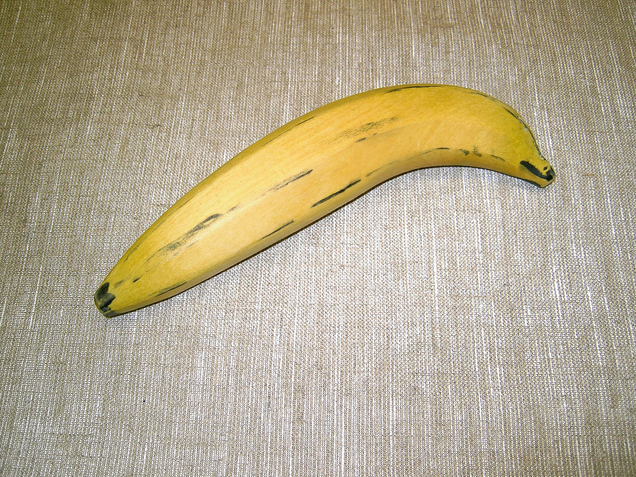 Banane aus Amarello mit Bandsäge und Schleifteller bearbeitet