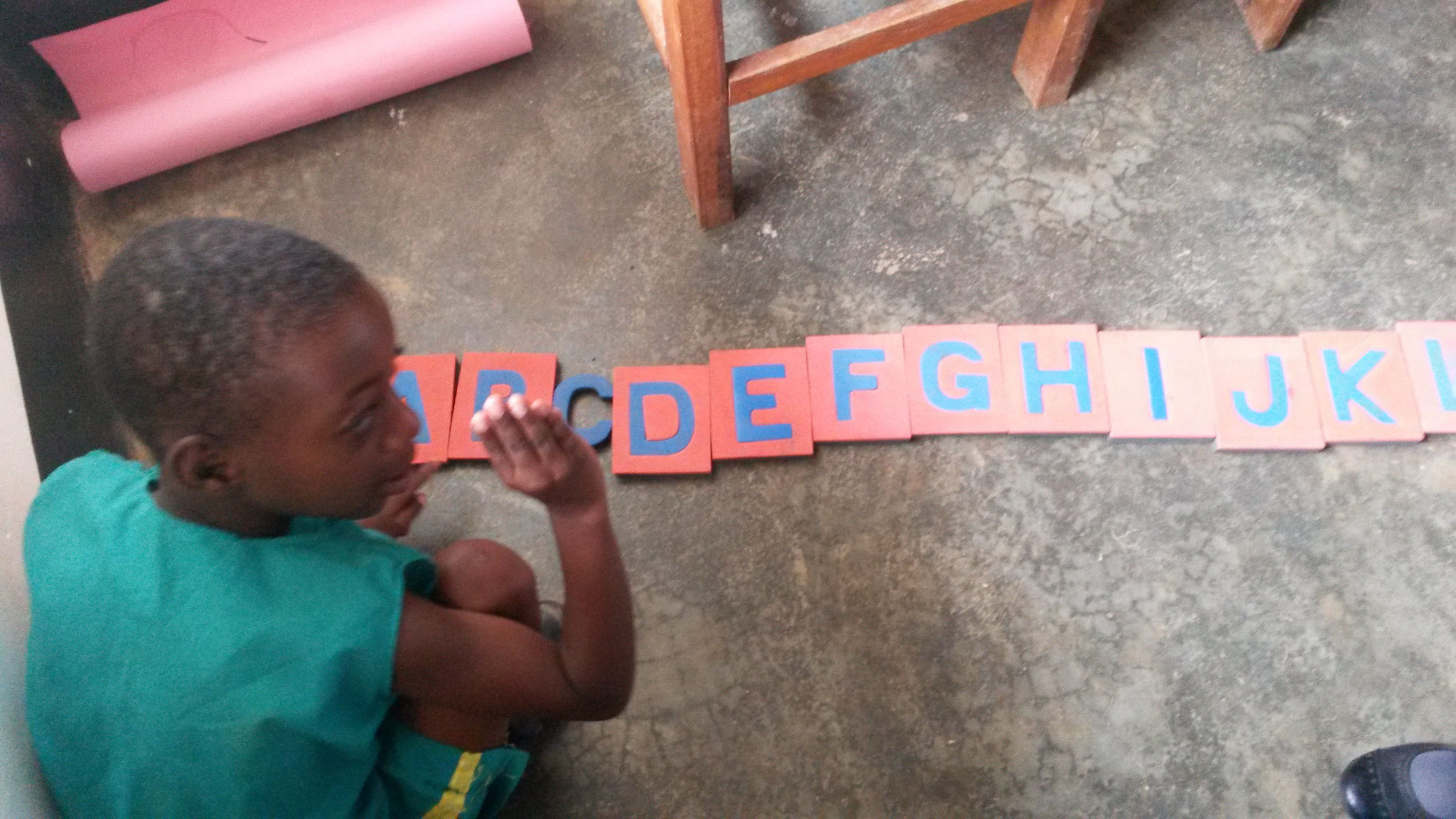 Zahara beim Lernen des Alphabetes