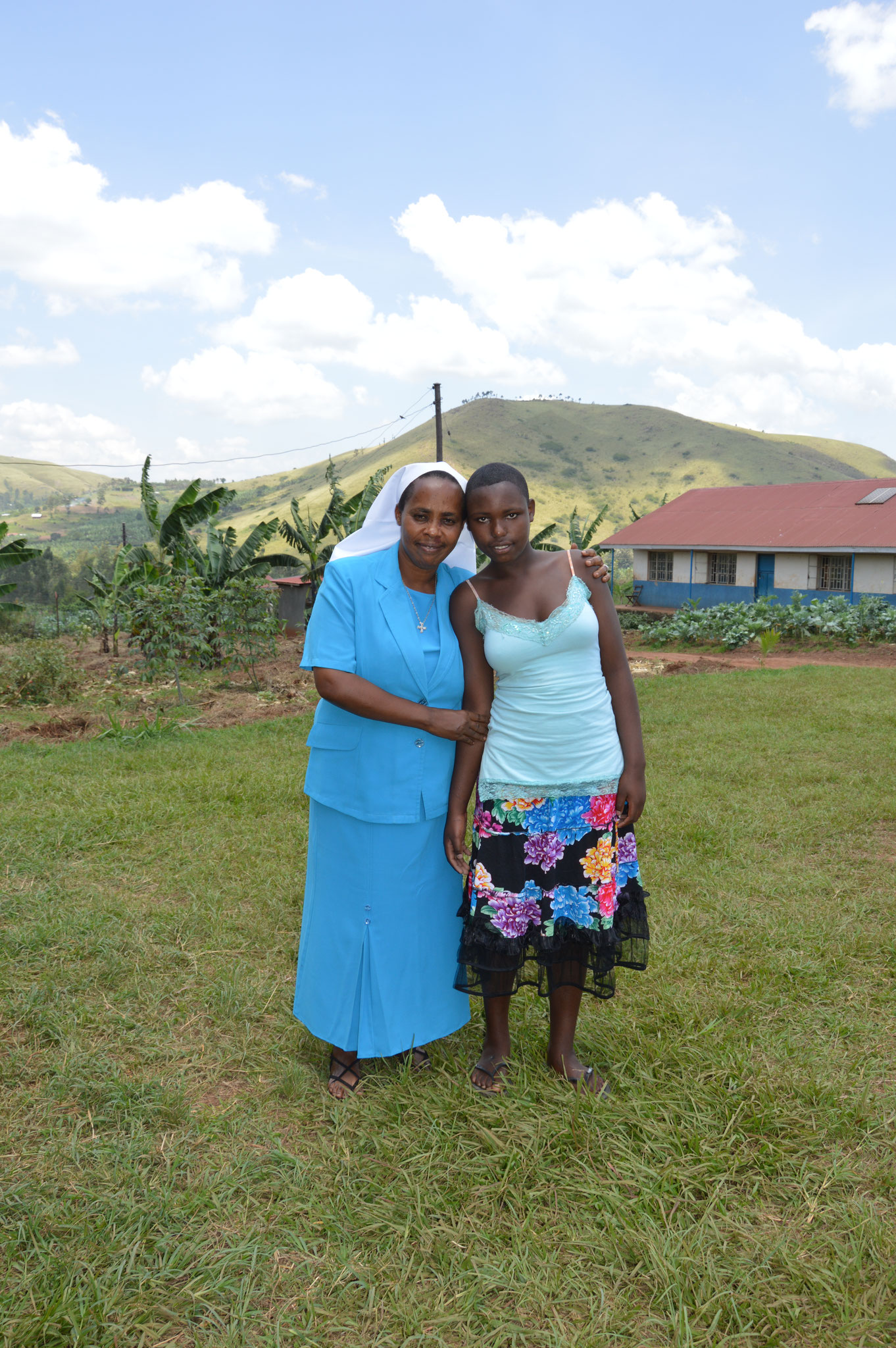 Sister Josephine mit einem Mädchen, die 'Aufgrund von Vergewaltigung ein Baby bekommen hat und nun lange gefehlt hat. Wir freuen uns, dass sie nun wieder die Schule besuchen kann und ihre Eltern auf das kleine Mädchen aufpassen.