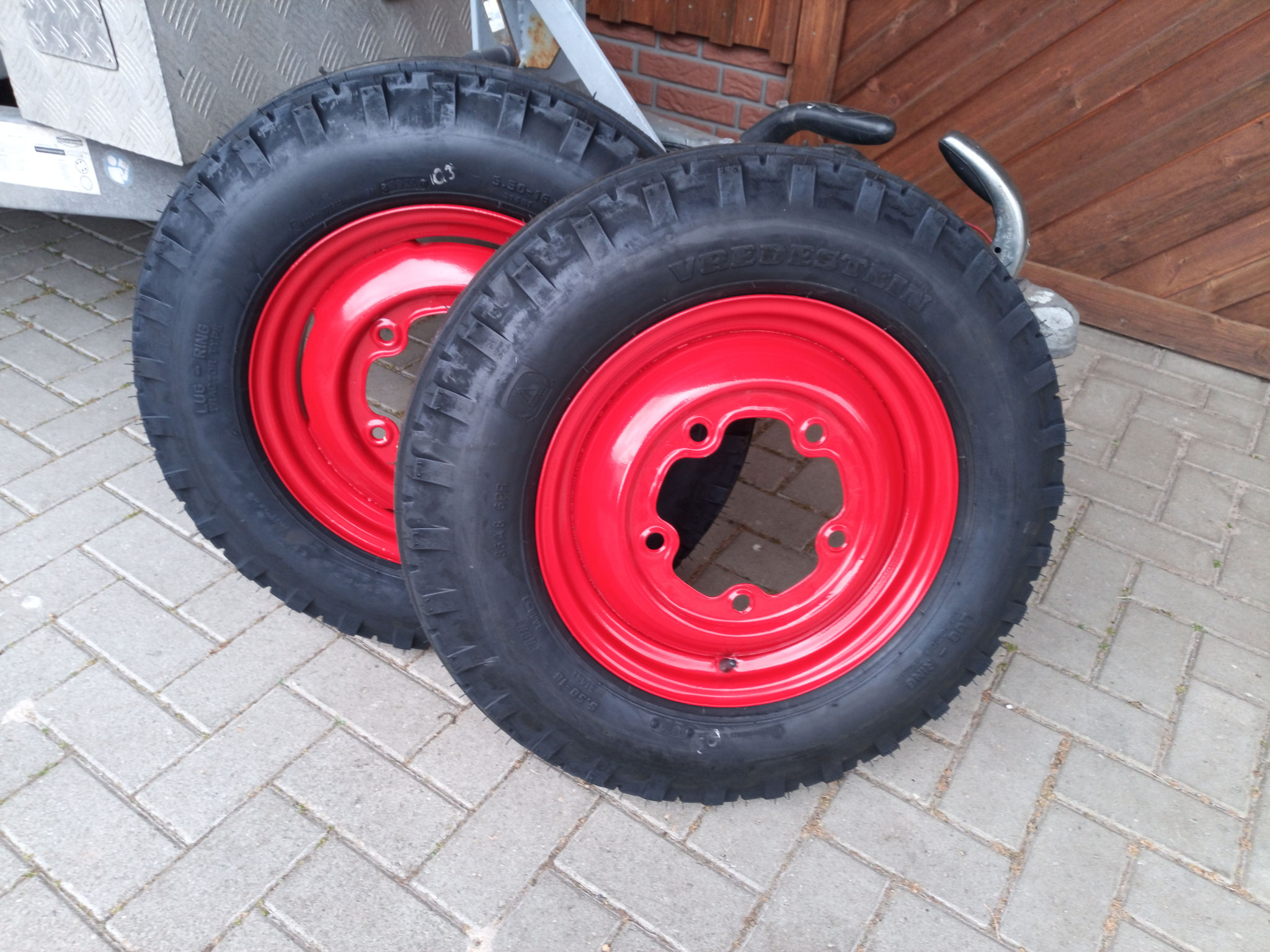 Vorderräder fertig, Felgen pulverbeschichtet und neue Reifen aufgezogen.