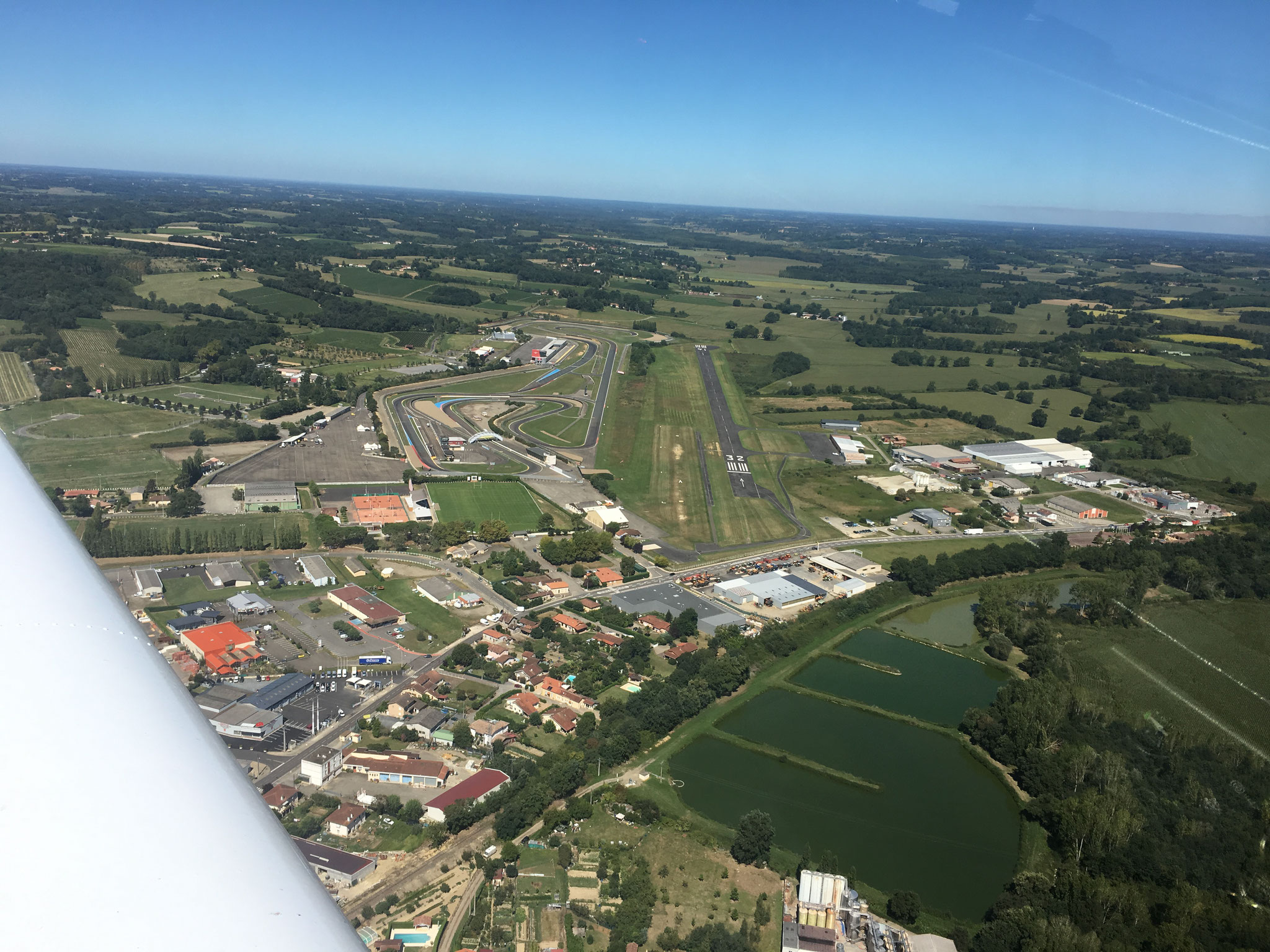 A Nogaro, comme au Mans, la piste est juste à côté du circuit automobile