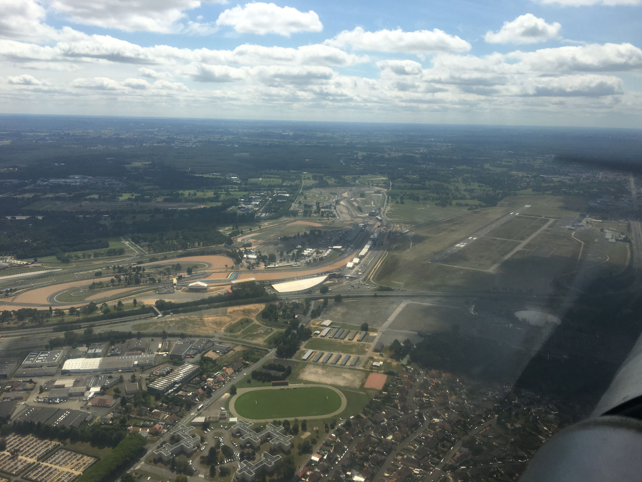 La piste est juste à côté du circuit