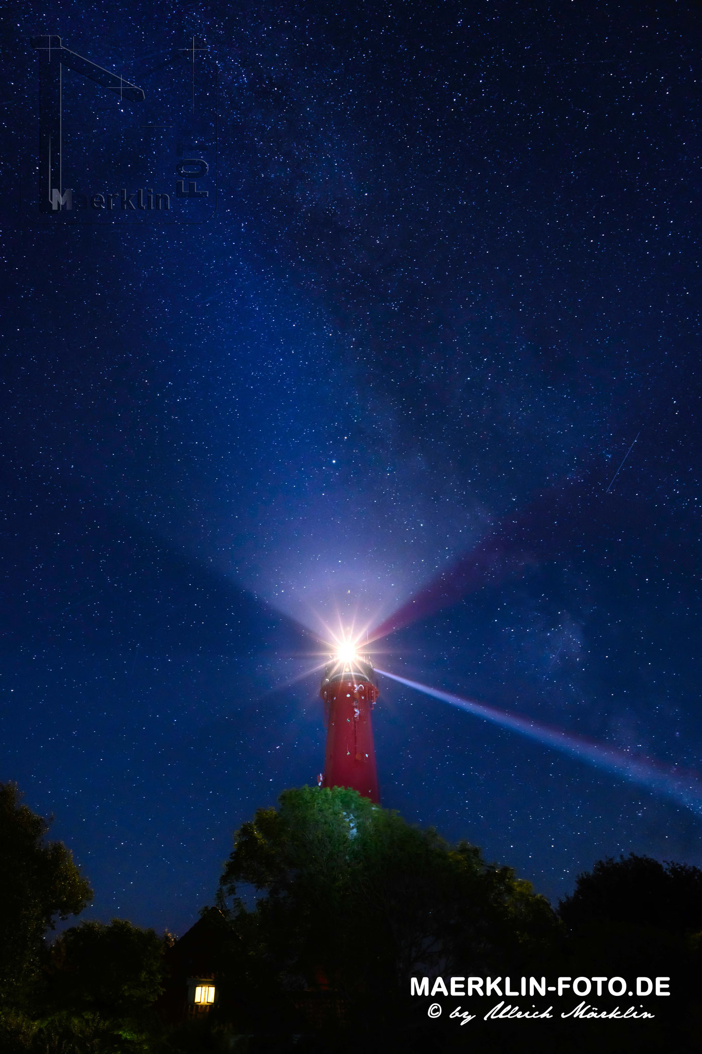 Nordseeinsel Pellworm, Leuchtturm am späten Abend mit Sternen am frühen Nachthimmel