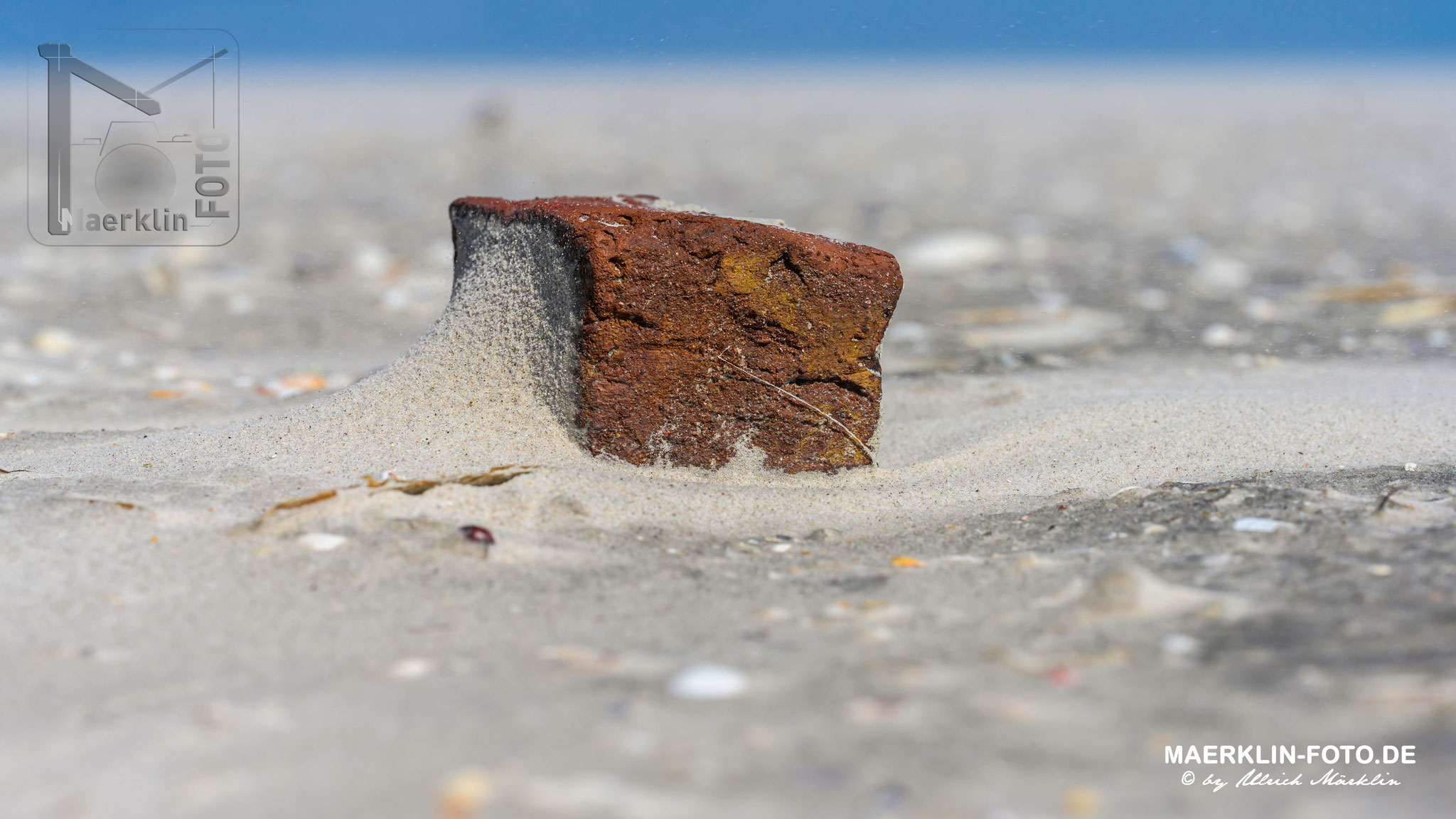 Norderoogsand, Backstein im Sand