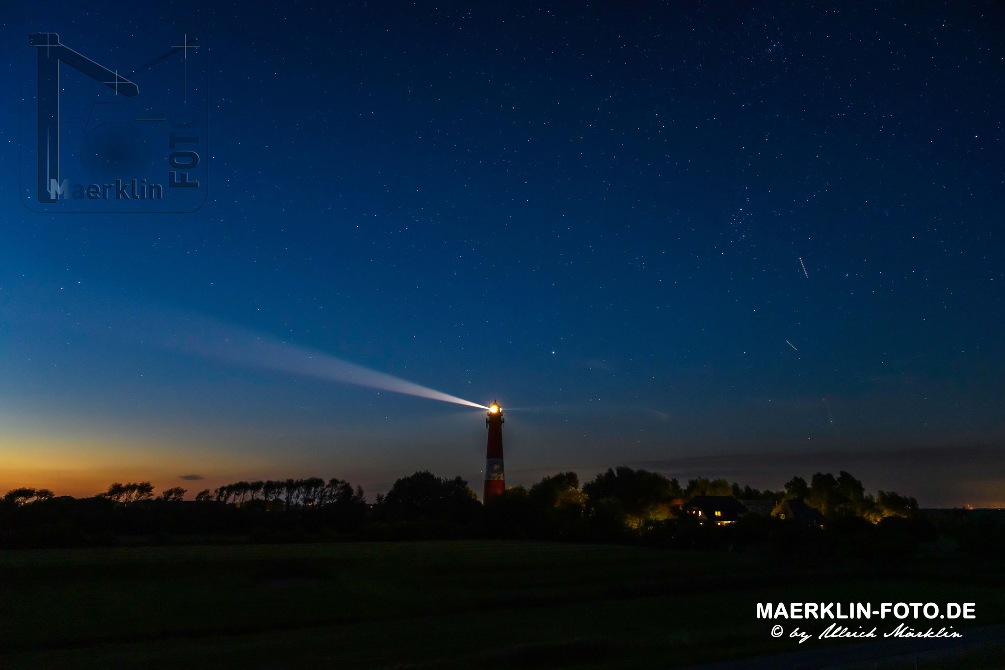 Nordseeinsel Pellworm, Leuchtturm am späten Abend mit Sternen am frühen Nachthimmel