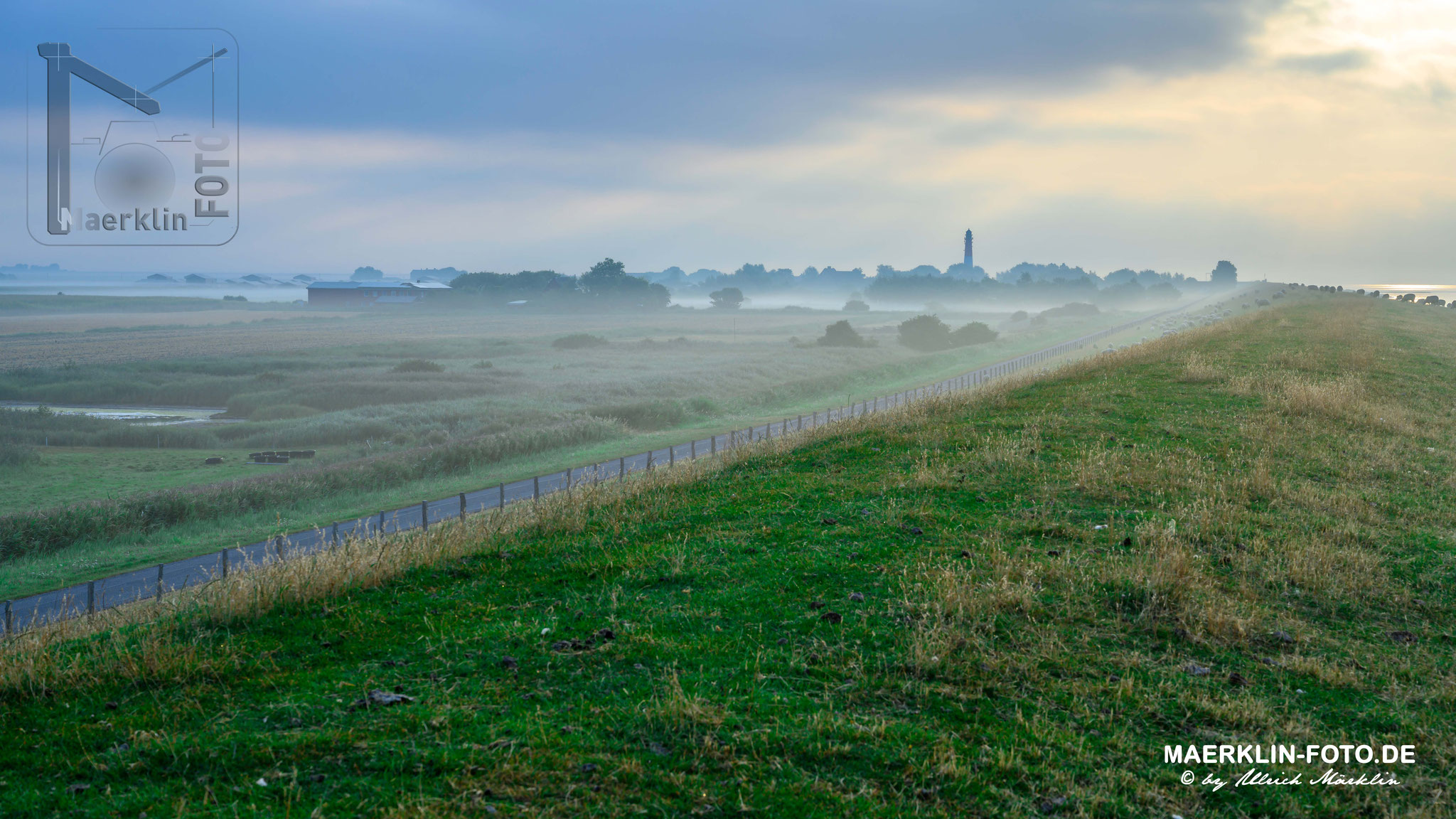 Nordseeinsel Pellworm, Leuchtturm, Morgennebel