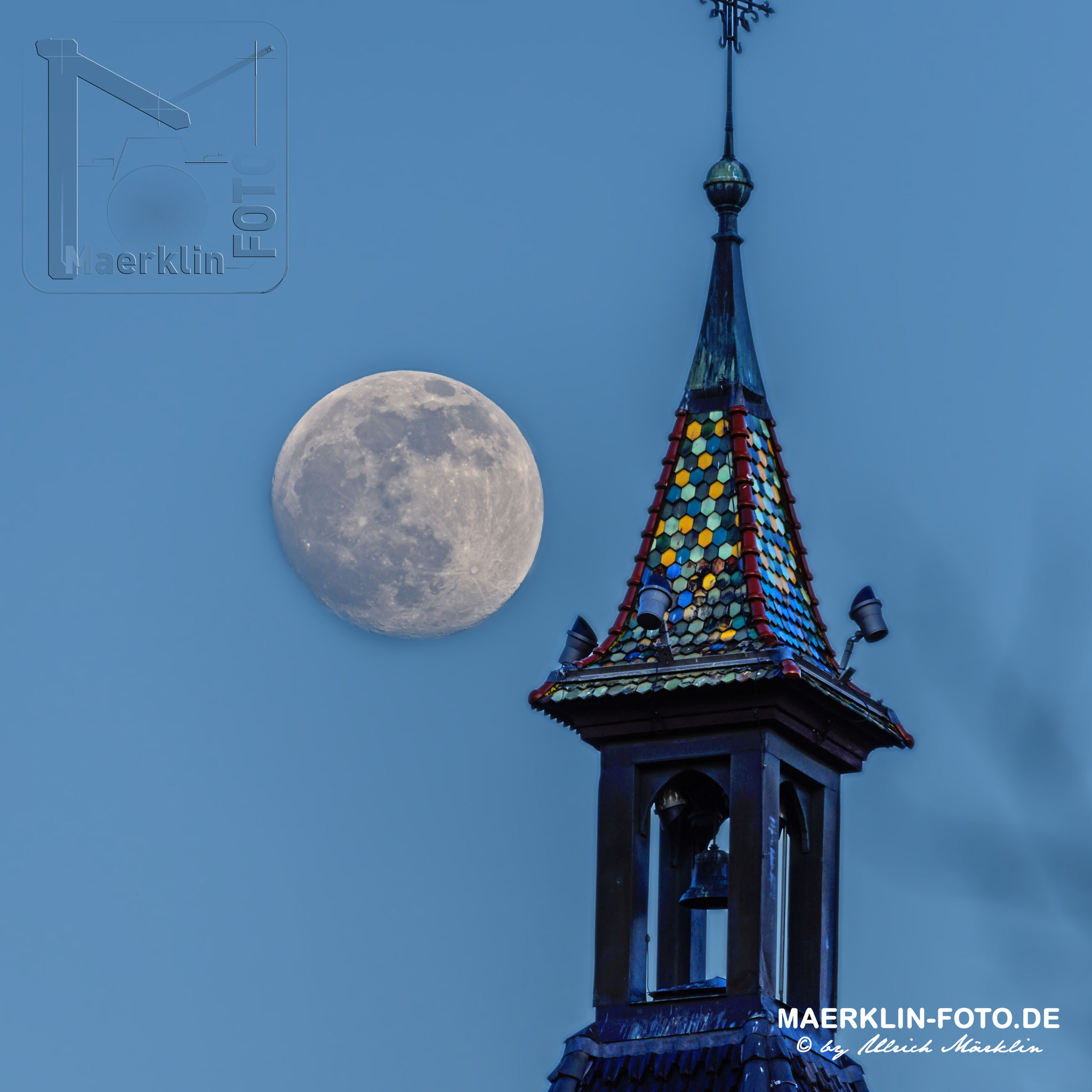 Alter Kirchturm in Nagold, "Zu unserer lieben Frau", aufgehender Mond