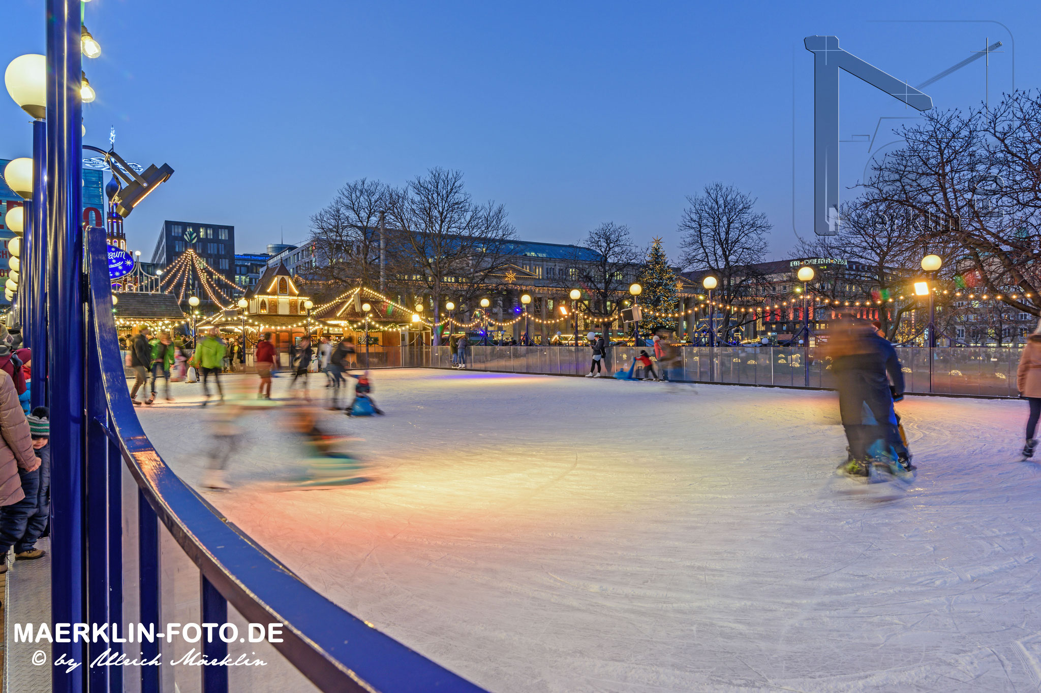 Weihnachtsmarkt in Stuttgart, Eislaufen auf dem Schlossplatz