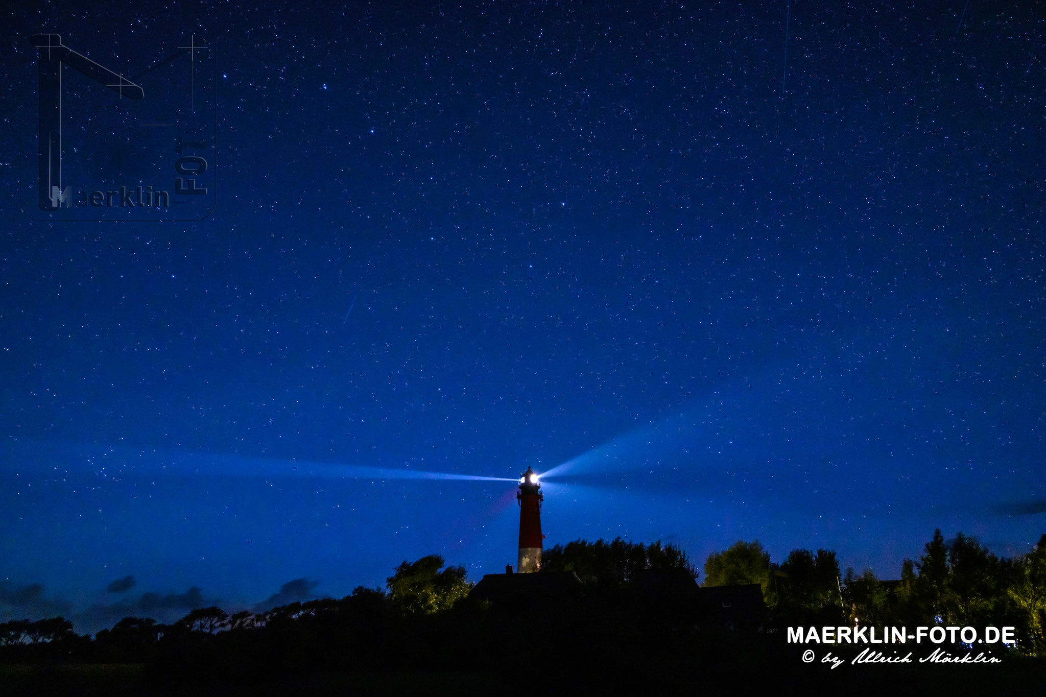 Nordseeinsel Pellworm, Leuchtturm am späten Abend mit Sternen am frühen Nachthimmel