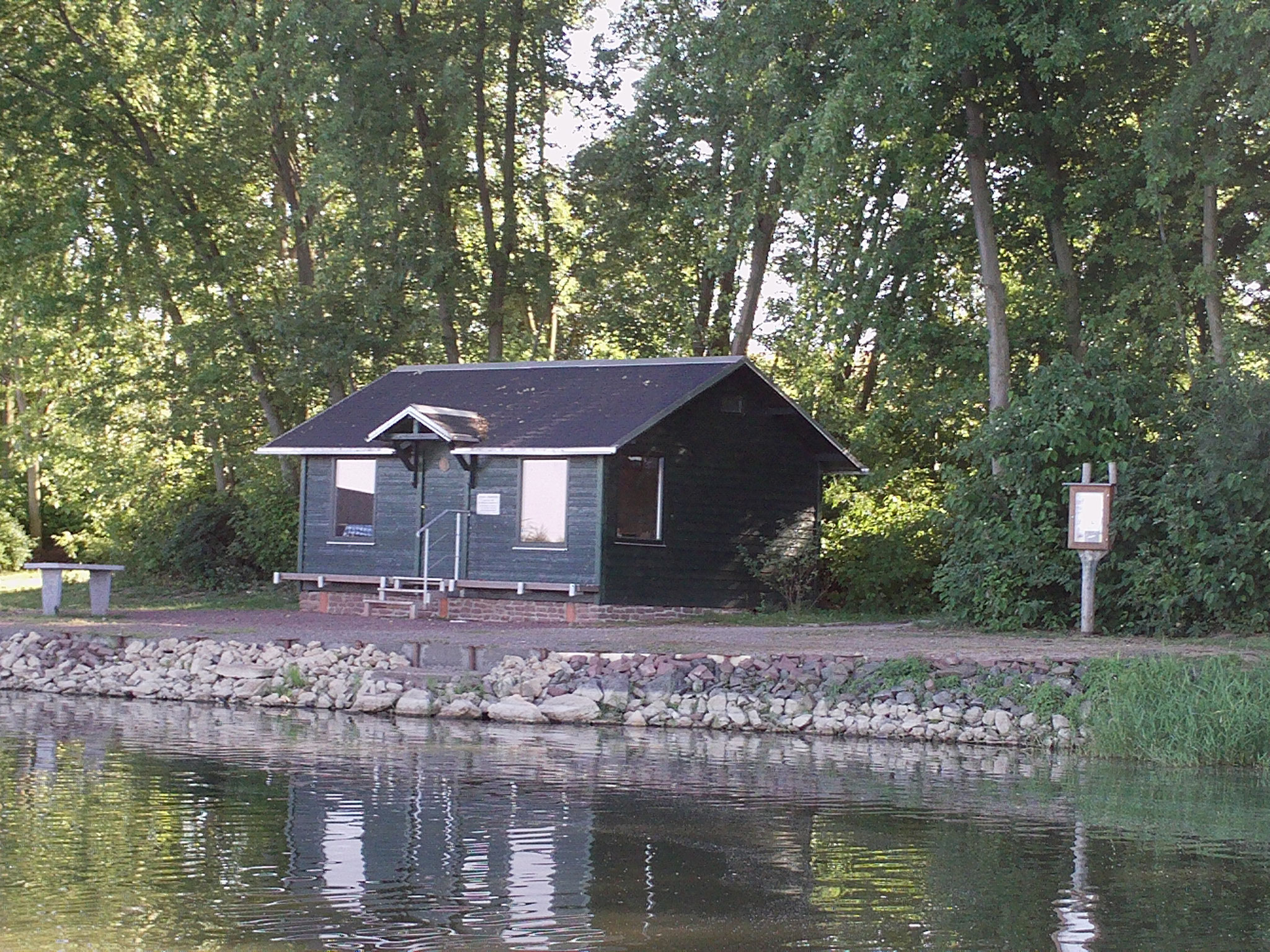 Schutzhütte am Hafen.