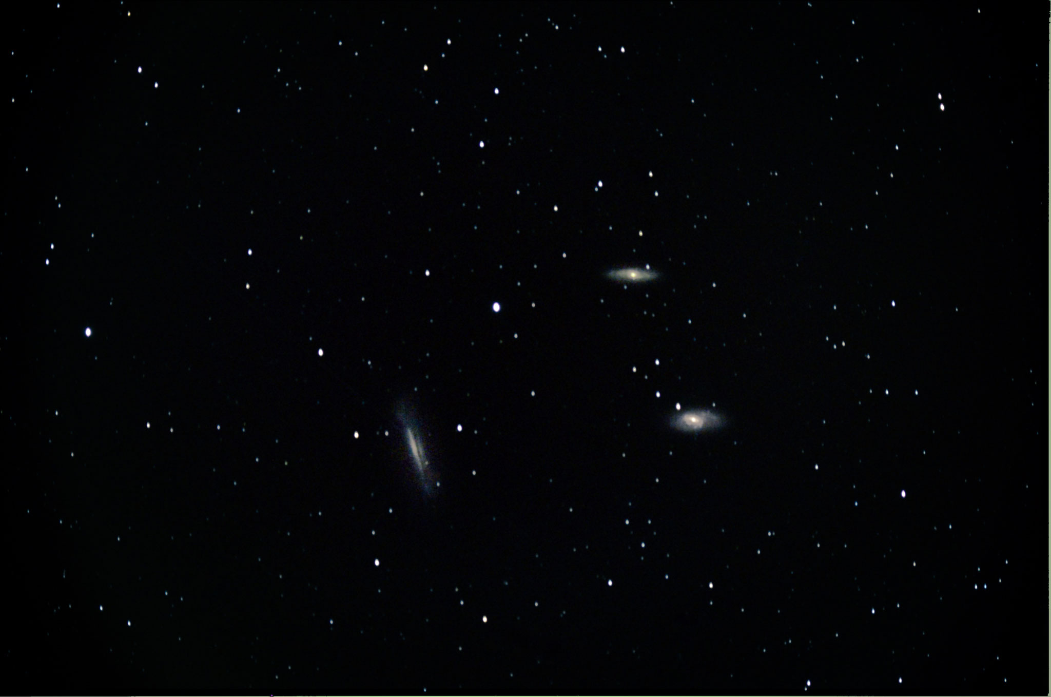 Triplet du Lion  - Loïc THULLIEZ - 11 prises de 120 secondes à 3200 ISO  lunette APO 80/600 skywatcher  monture HEQ5 motorisée, pas d'autoguidage- pentax K50 - (4 darks, 6 offset, pas de flat)     Traitement Iris puis lightroom