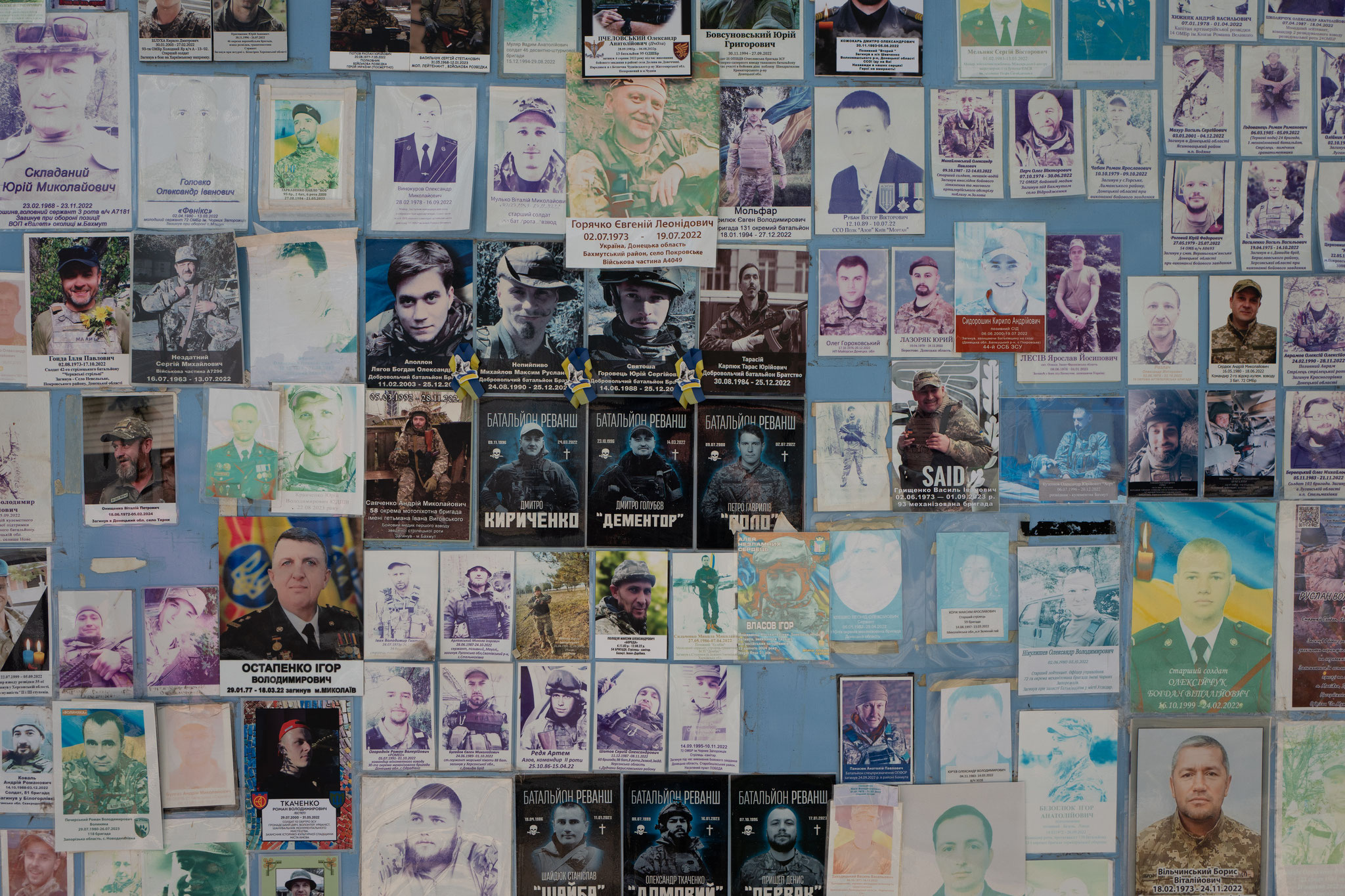 Eindeloze muren volgeplakt met foto's van gesneuvelde militairen