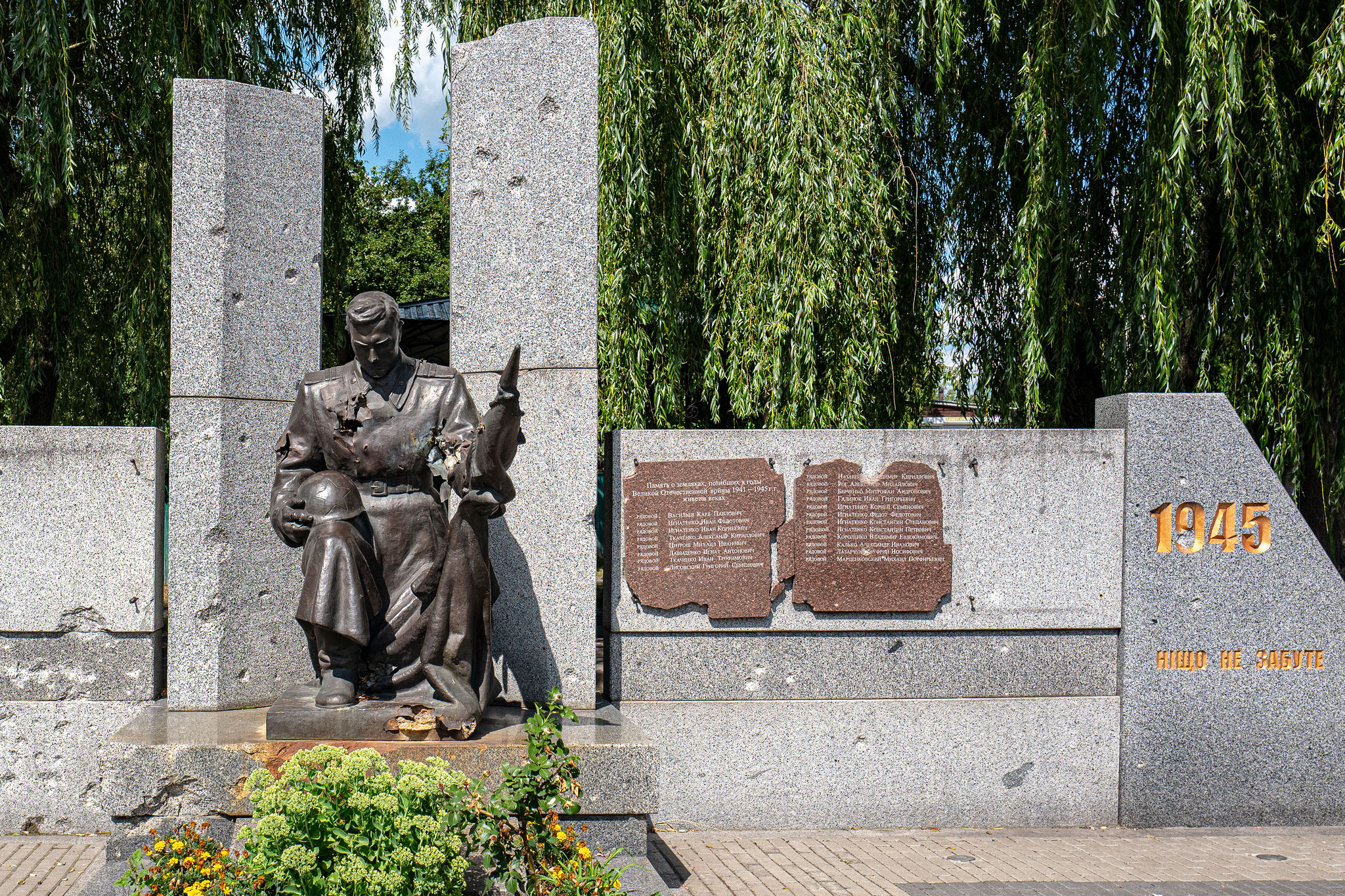 Het Russische WO2 monument door de Russen kapot geschoten