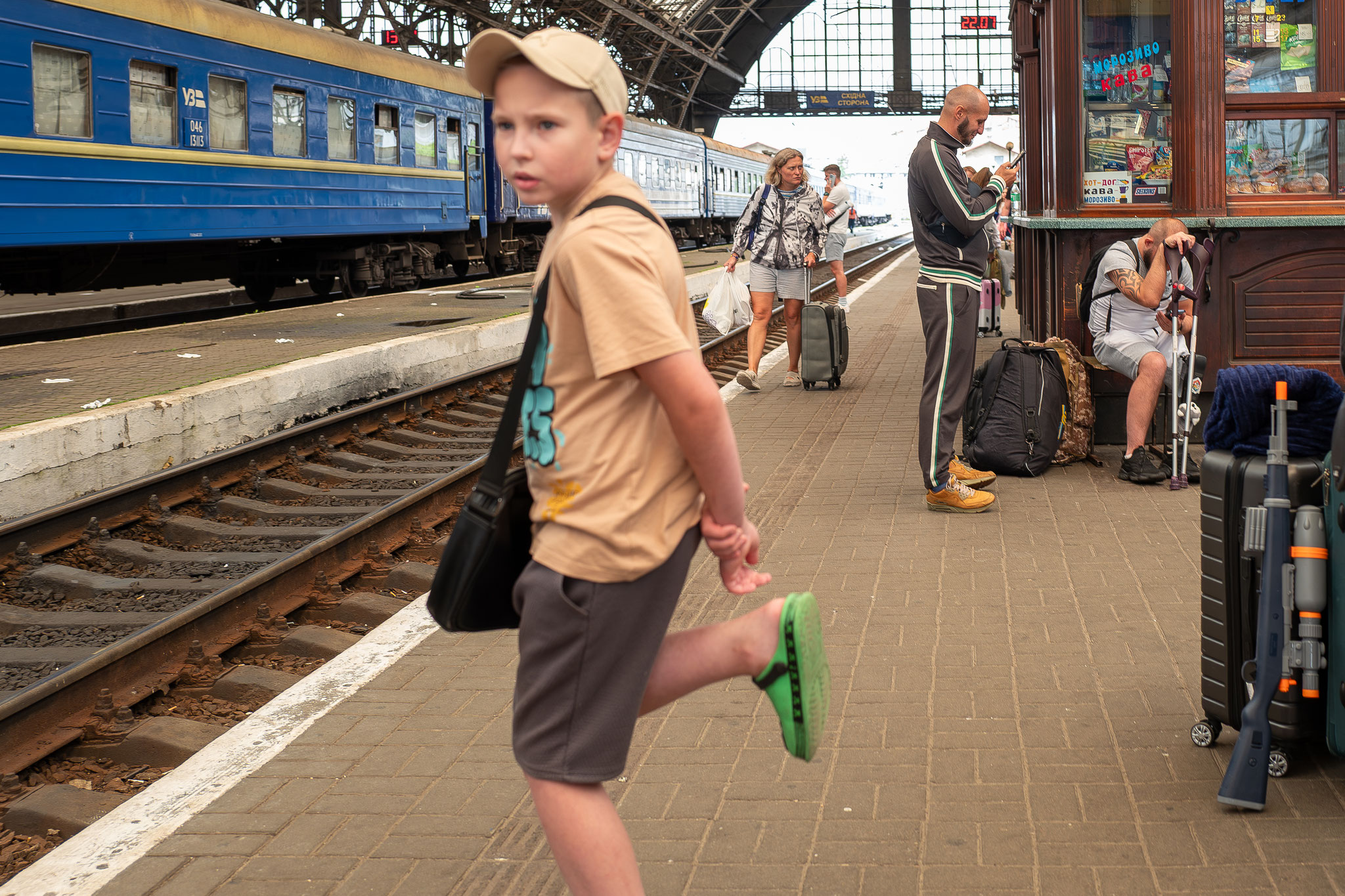 Jongen oefent hoe het is om op één been te staan (zie man met prothese in achtergrond)