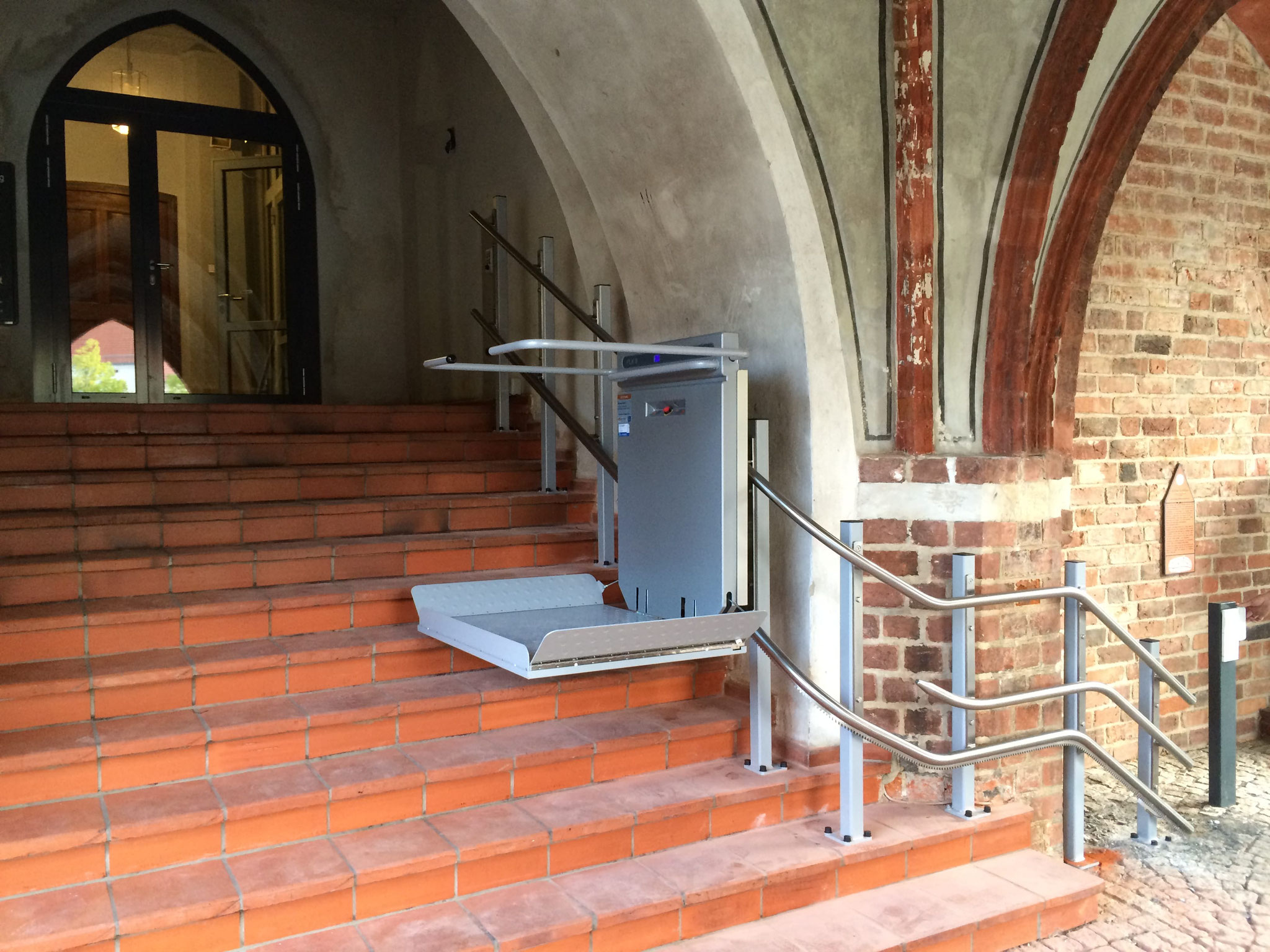 Plattformlift für Rollstuhlfahrer, Ascendor PLK 8 Außenanlage