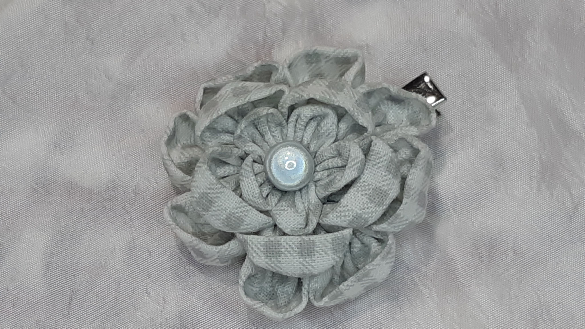 modèle 2 : broche gris blanc