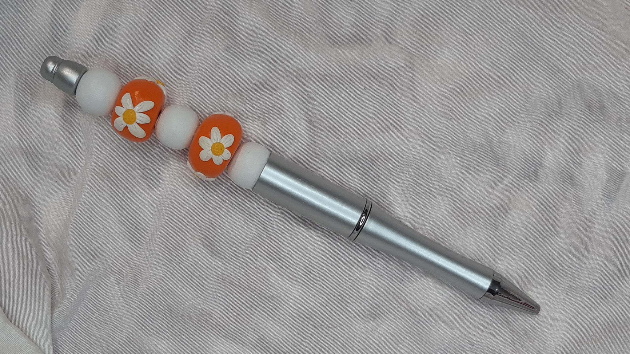 modèle 6 : stylo argenté perles oranges