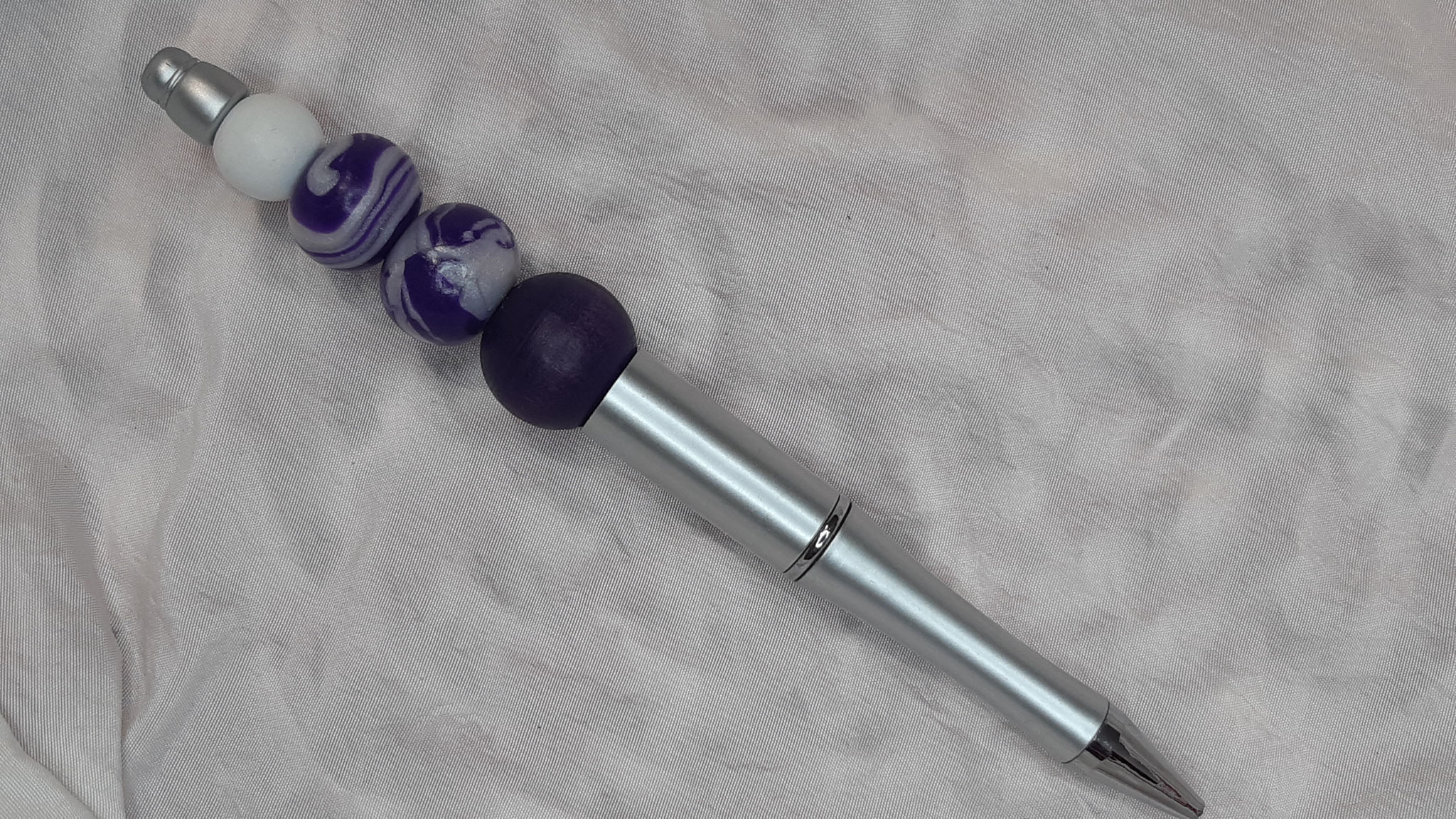 modèle 14 : stylo argenté perles violettes