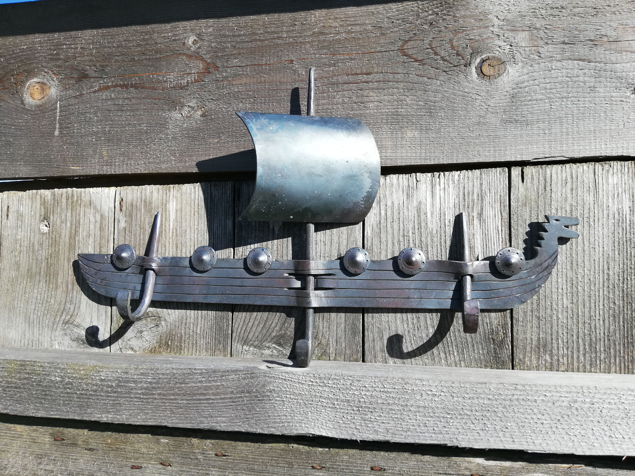 Ein Wikinger-Schiff als Garderobe