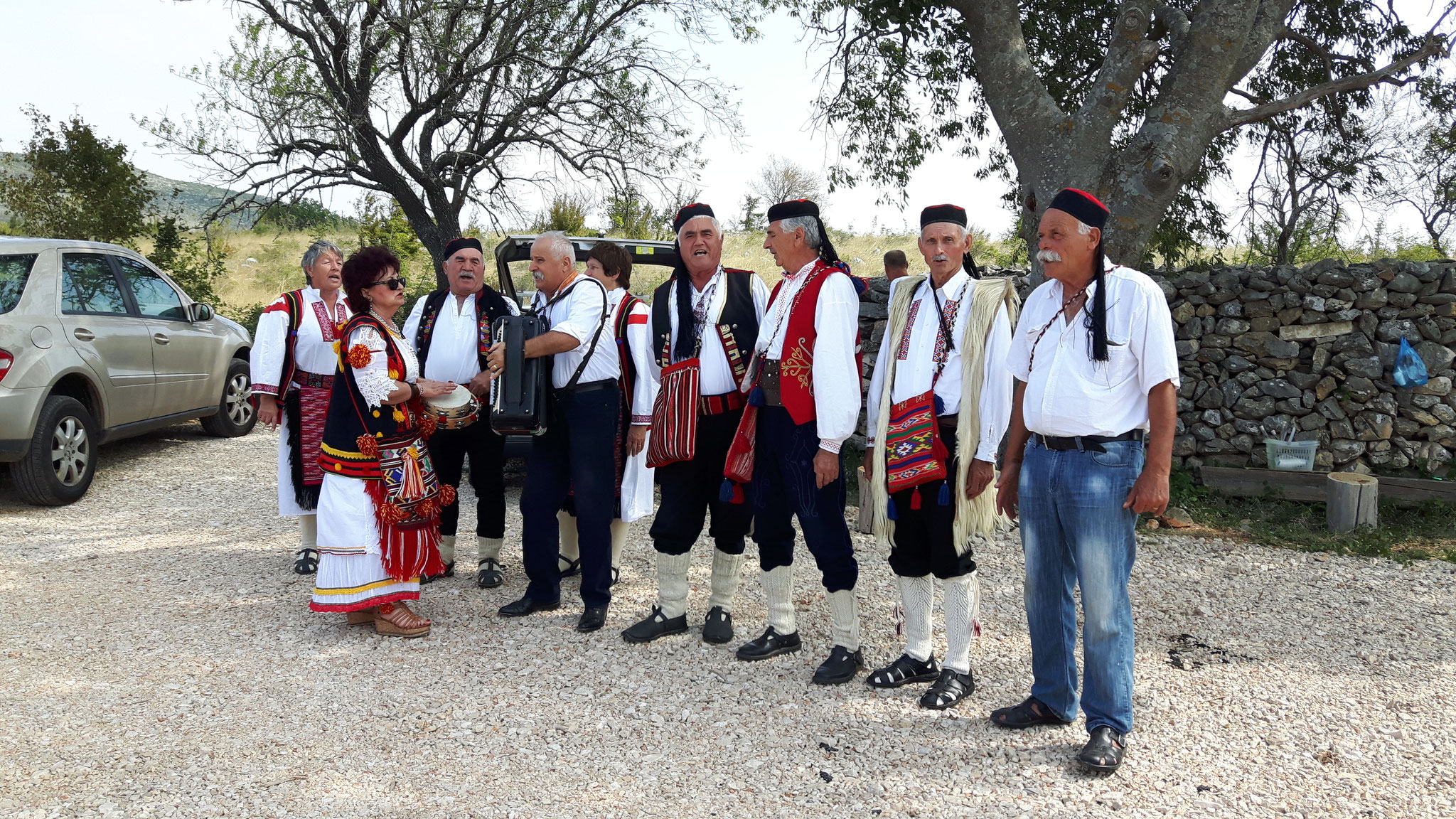 Musikalischer Empfang im Dorf Zezelj