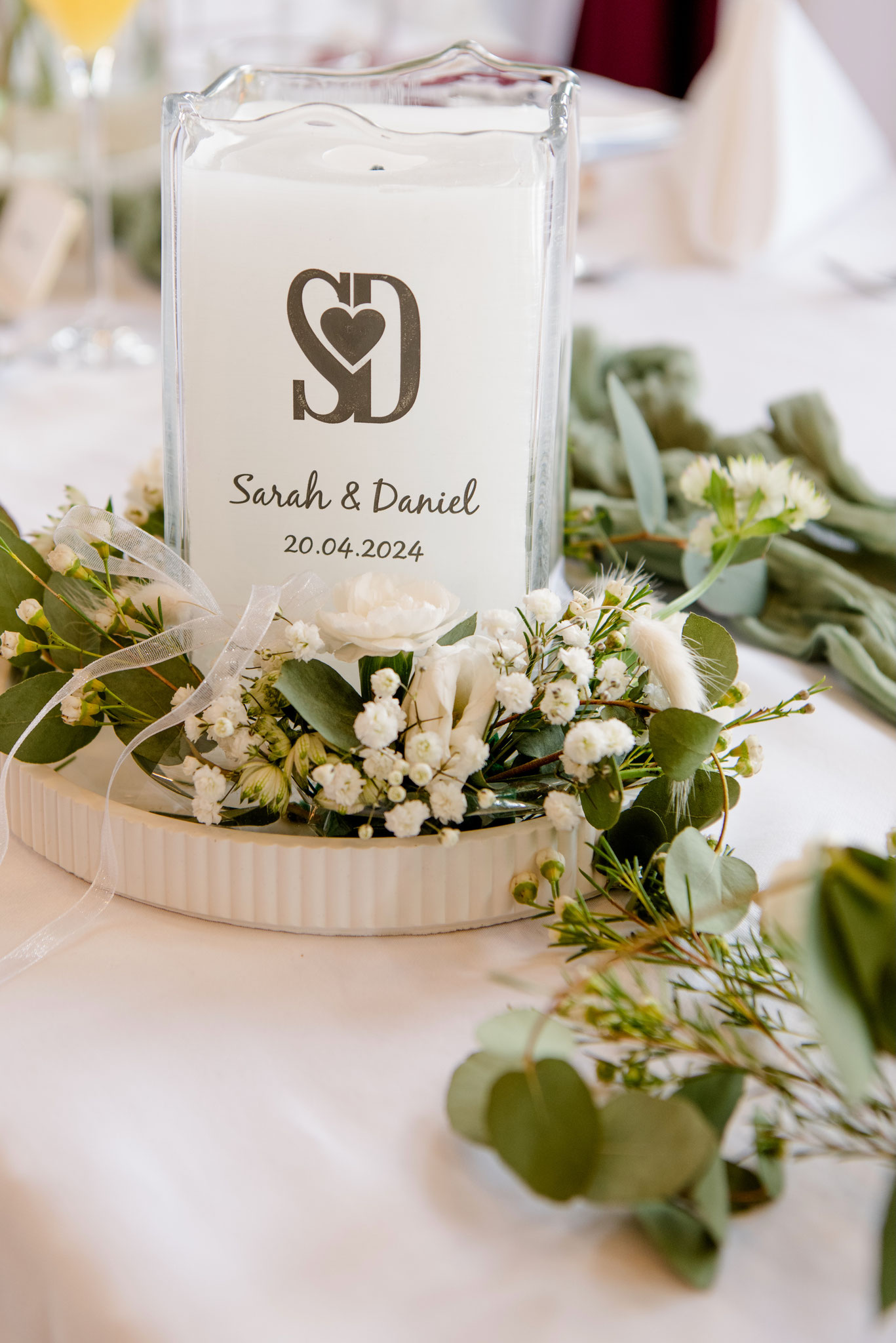 Liebes Tekla Sand Team, anbei ein Foto der wunderschönen Hochzeitskerze am Hochzeitstag. liebe Grüße Familie H.