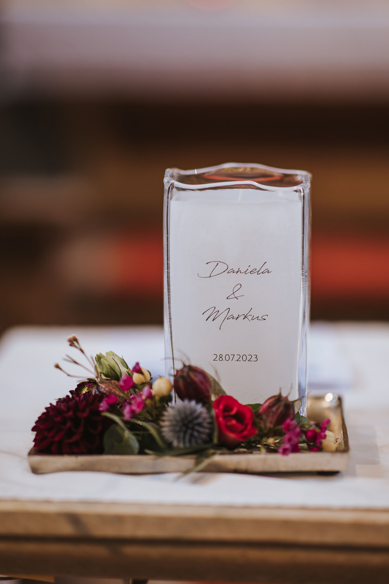 anbei sende ich Ihnen noch Bilder von unserer Hochzeitskerze. Frei nach dem Motto: „Lieber spät als nie“ ;-)  Freundliche Grüße,