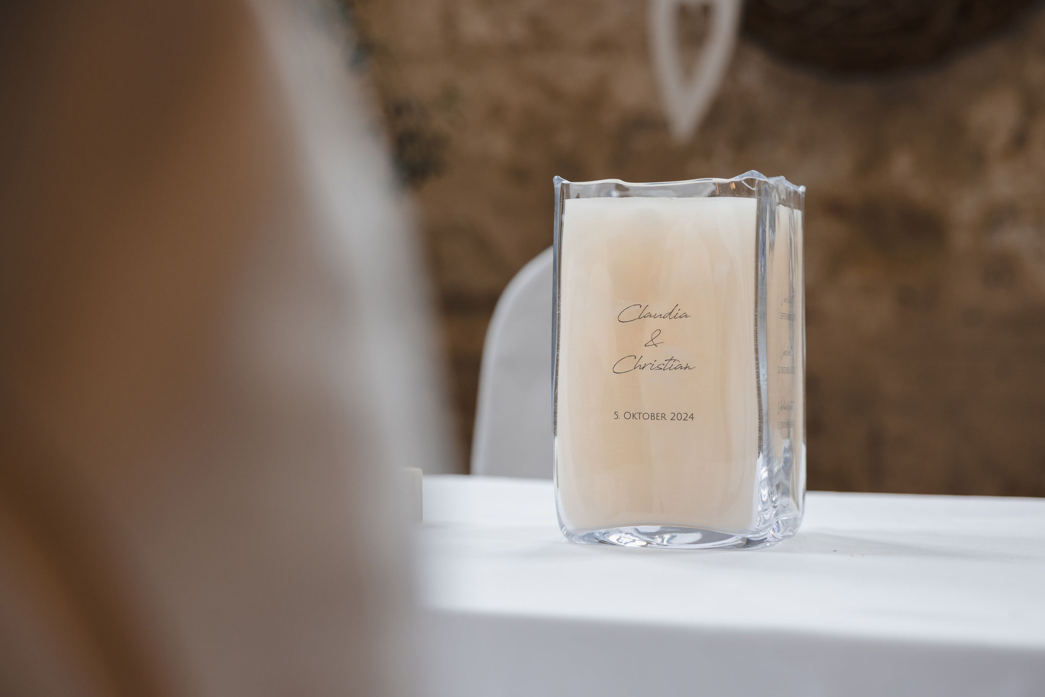 Lieber Herr Labacher! Anbei sende ich Ihnen Fotos von unserer Hochzeitskerze! Vielen Dank, sie ist wirklich traumhaft schön! Liebe Grüße, Claudia Schw. 