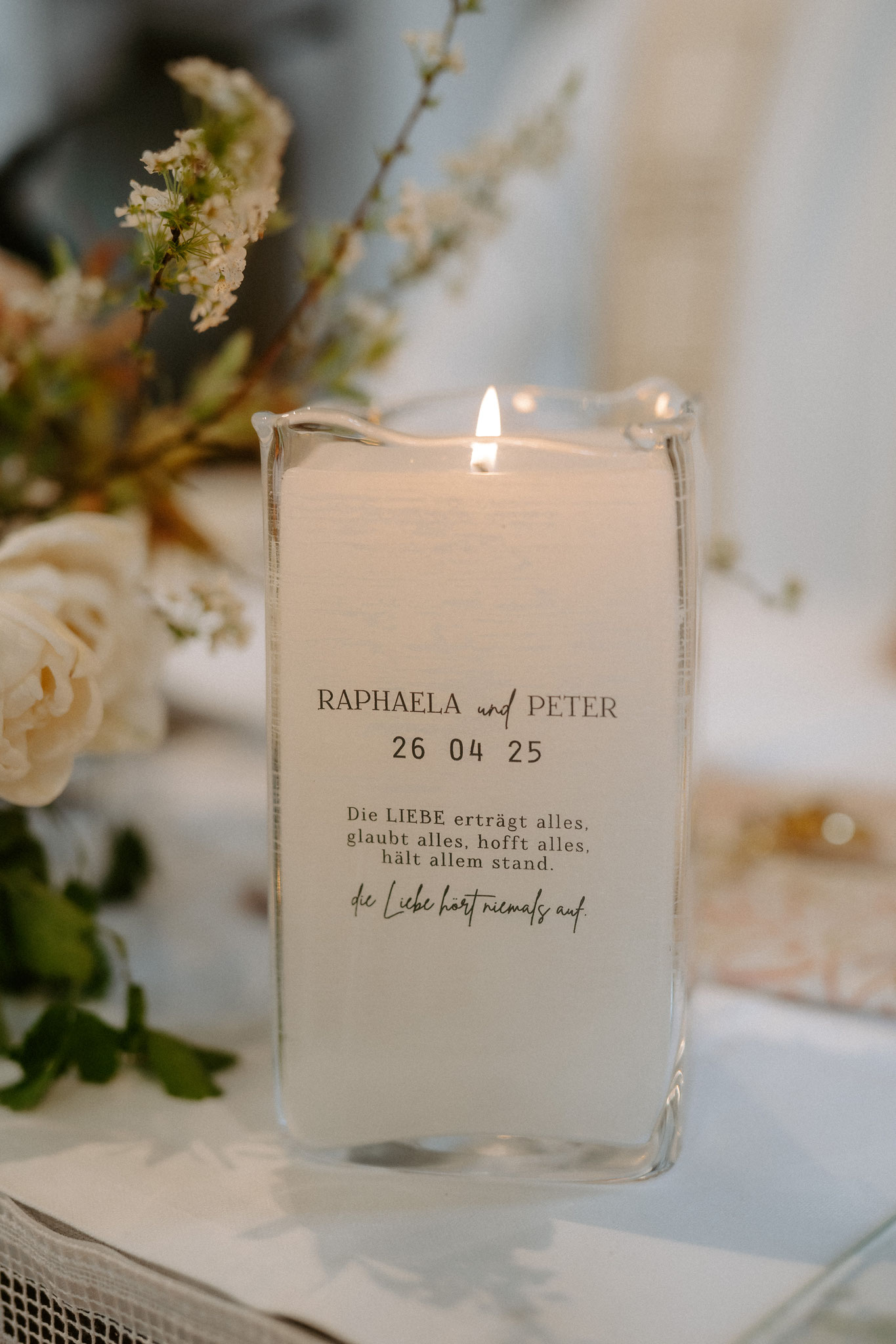 Ich möchte mich herzlich für die wunderschöne Hochzeitskerze bedanken, die ich bestellt habe. Auch für die kurzfristige Bearbeitung bin ich sehr dankbar – es hat alles wunderbar bis zum Hochzeitstag geklappt! Vielen Dank!  Herzliche Grüße, Raphaela