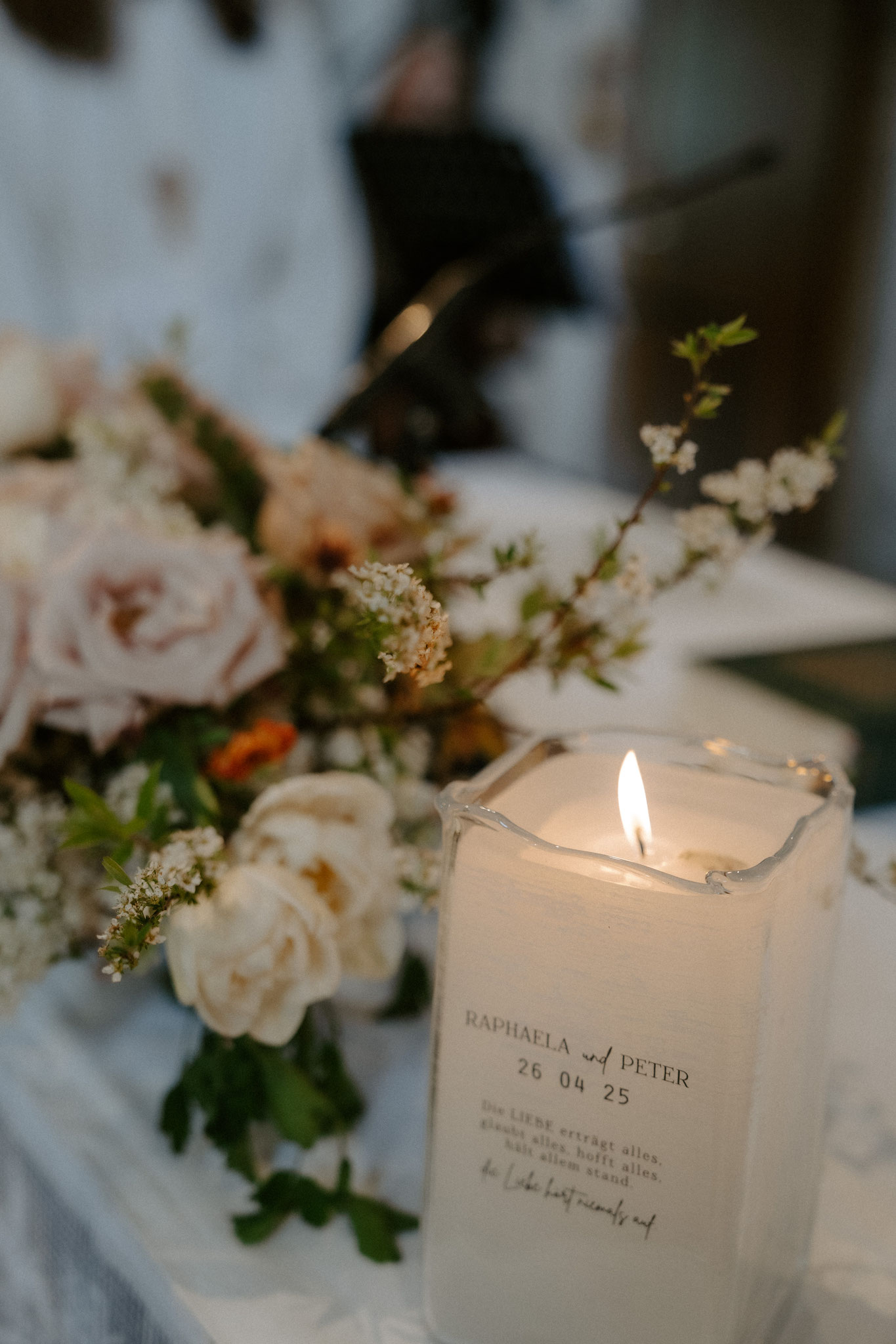 Ich möchte mich herzlich für die wunderschöne Hochzeitskerze bedanken, die ich bestellt habe. Auch für die kurzfristige Bearbeitung bin ich sehr dankbar – es hat alles wunderbar bis zum Hochzeitstag geklappt! Vielen Dank!  Herzliche Grüße, Raphaela