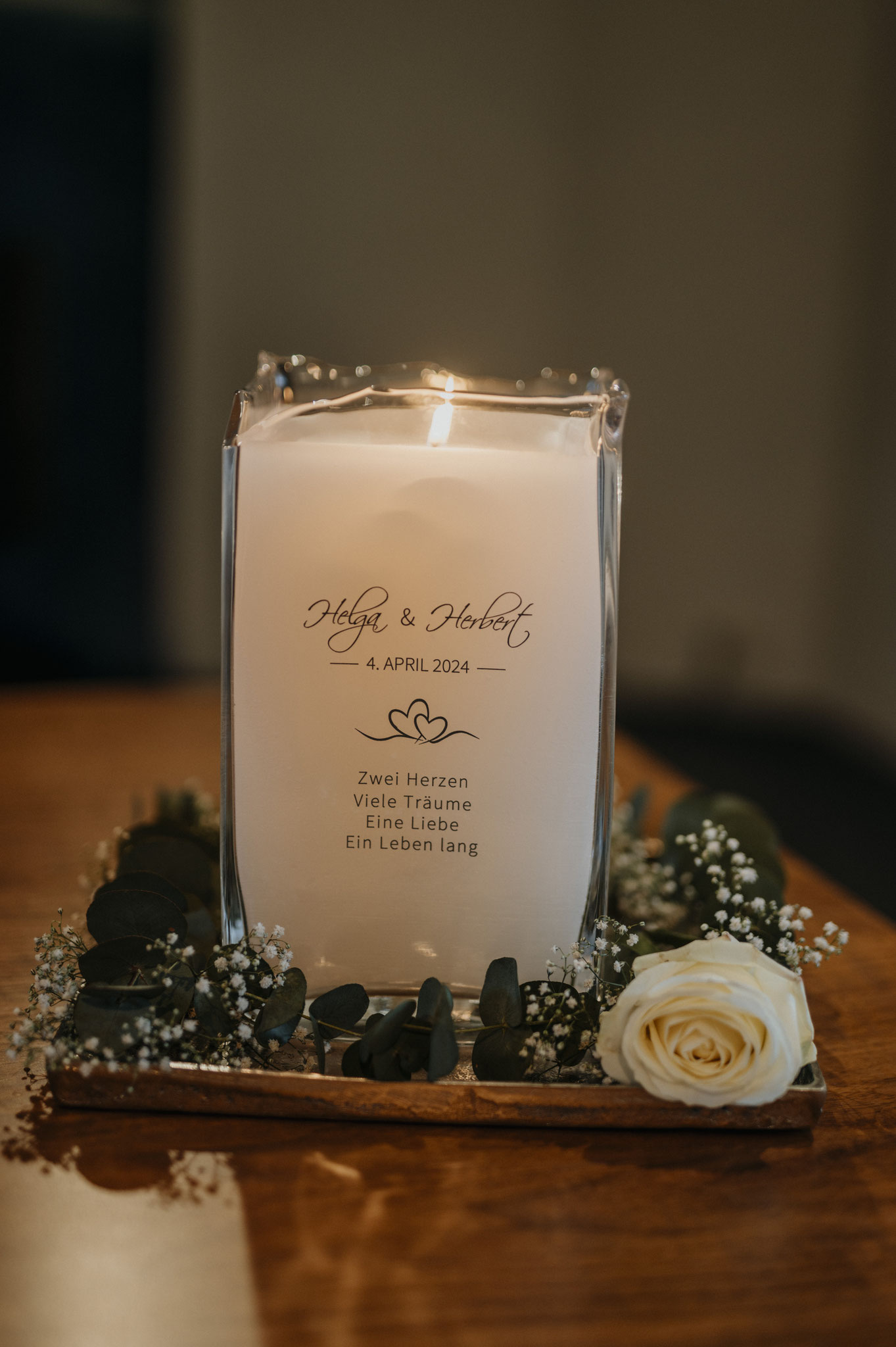 Sehr geehrter Herr Labacher, im Anhang versprochen senden wir ihnen ein Foto von unserer wunderschönen Hochzeitskerze. Vielen Dank und alles Gute ! Mit freundlichen Grüßen, Helga und Herbert R. 