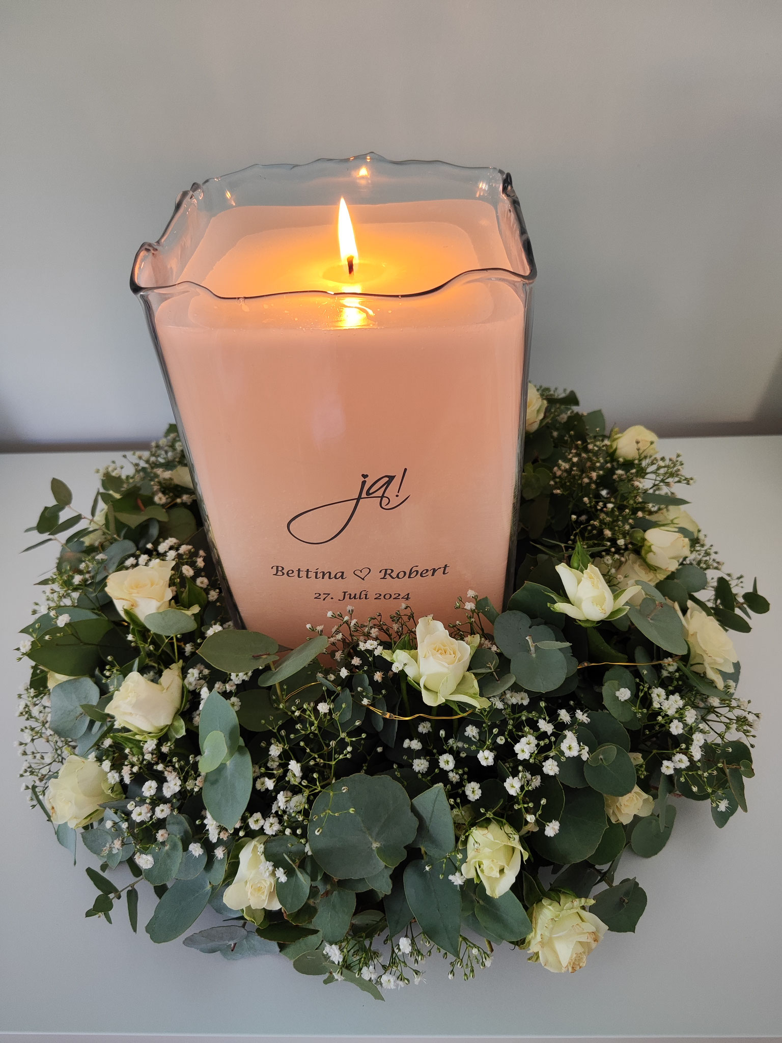 Hallo! Anbei ein Bild unserer Hochzeitskerze, die wir von unseren Trauzeugen als Geschenk erhalten haben. Die Blumen dazu haben sie passend zu unserer Blumendeko abgestimmt. Es war eine gelungene Überraschung! Liebe Grüße Bettina & Robert F. 