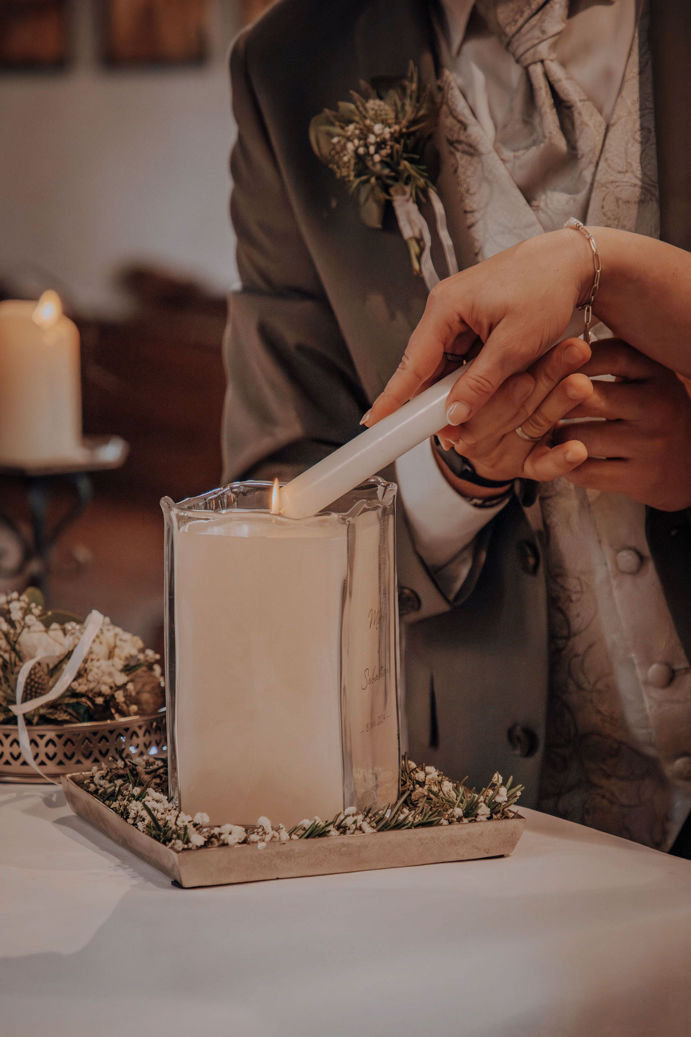 Sehr geehrter Herr Labacher, gerne schicken wir Ihnen Fotos von unserer Hochzeitskerze zu. Wir haben sehr viel Freude mit ihr.  Freundliche Grüße Maria & Sebastian H.