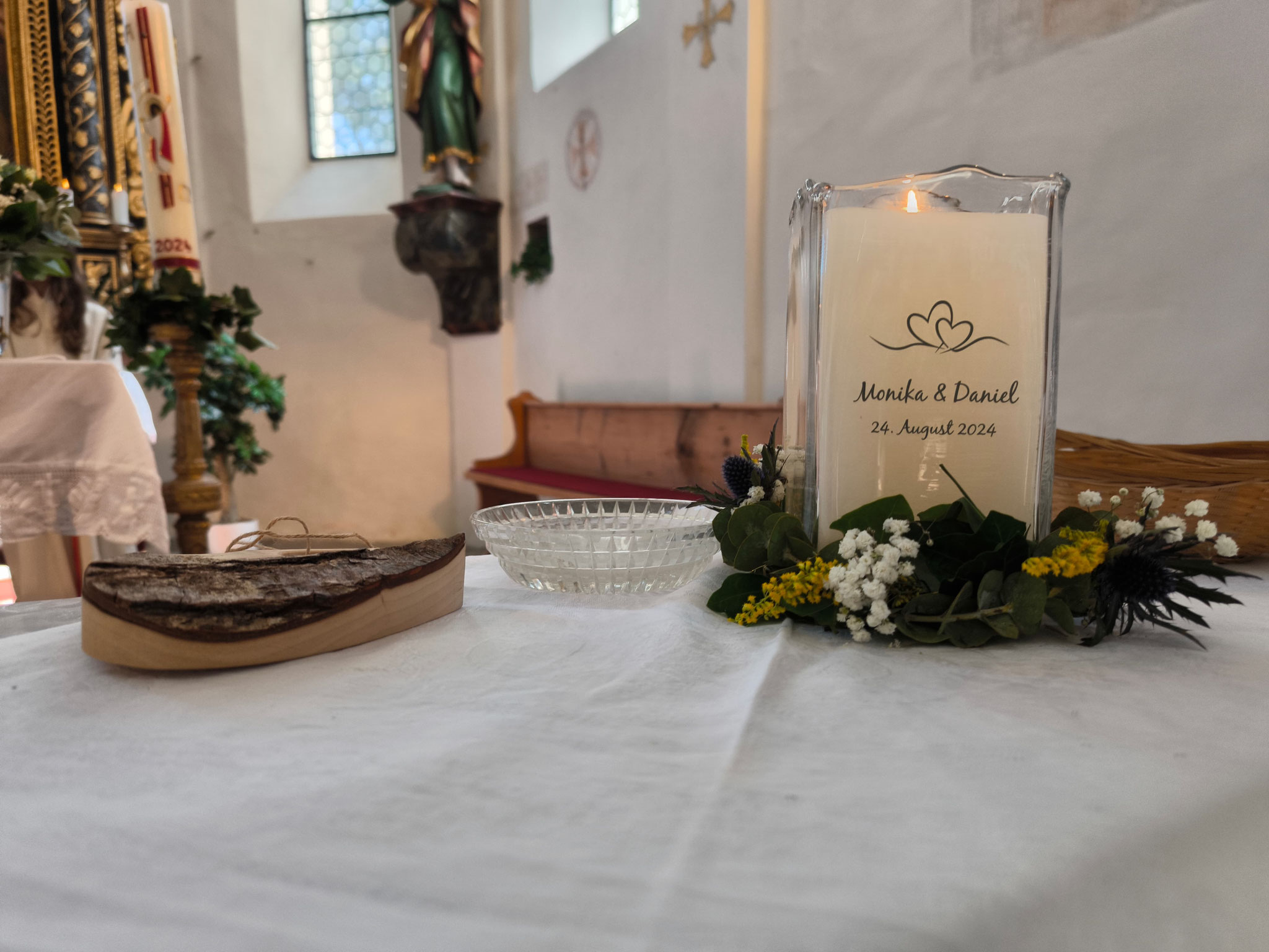 Hallo Hallo Zusammen :) Im Anhang schicke ich Fotos von unsrer wunderschönen Hochzeitskerze!!! Vielen lieben Dank nochmal dafür! Sie hat einfach super gepasst und ich freu mich sie ständig anzuschauen. Mit freundlichen Grüßen Monika L.