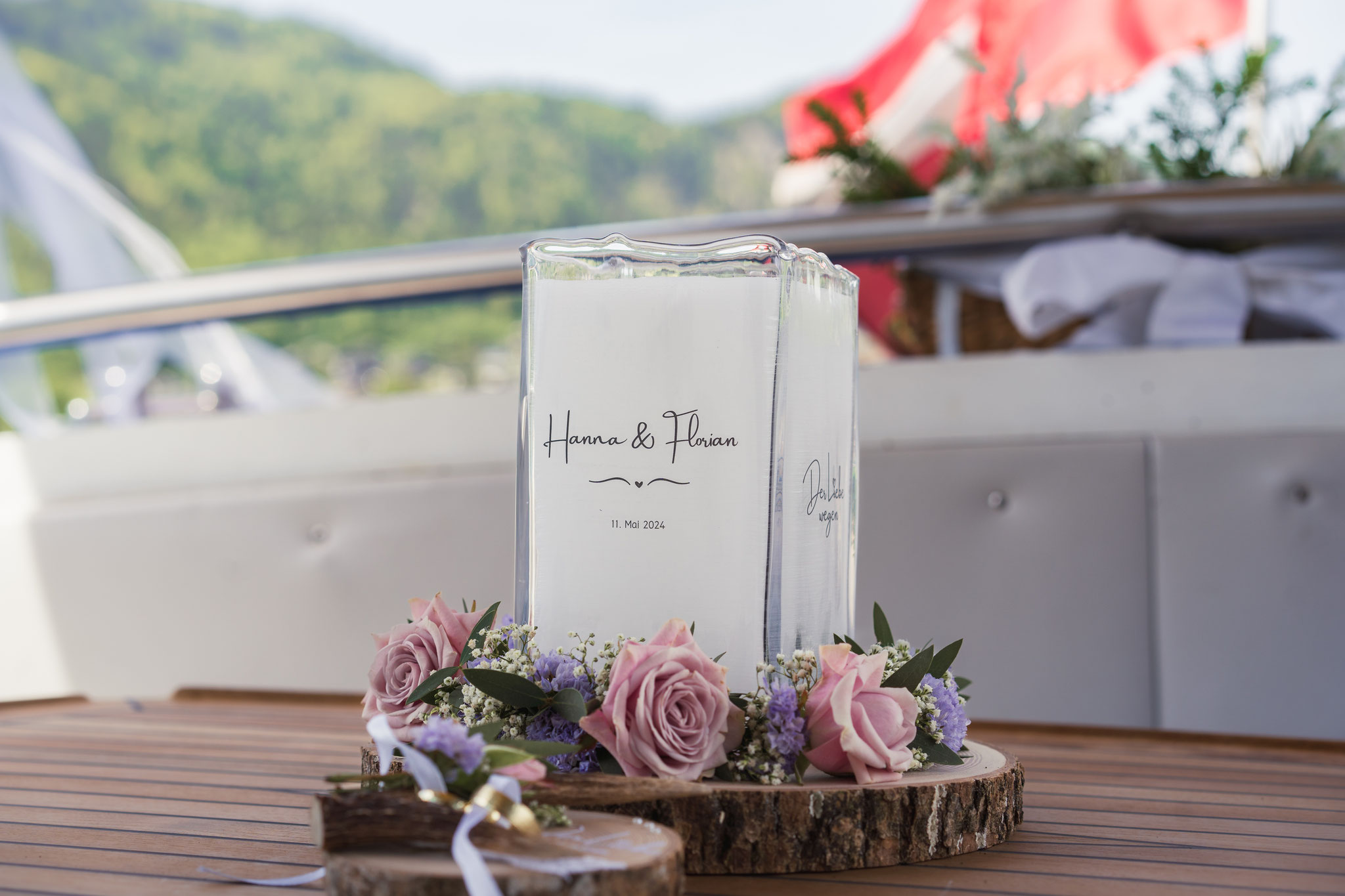 Lieber Kurt, anbei kommt ein Bild der Hochzeitskerze - sie hat wunderbar ins Konzept gepasst. Liebe Grüße, Hanna 