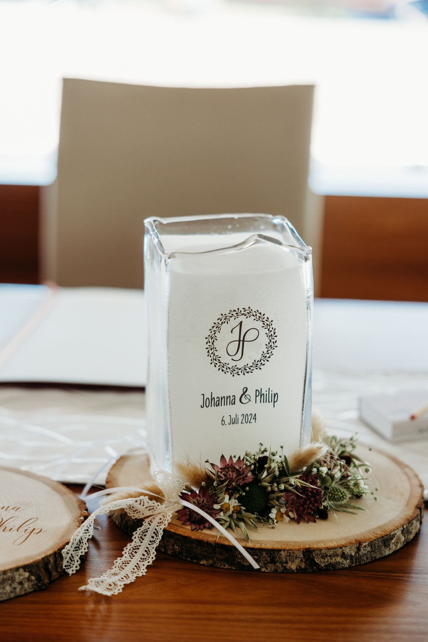 Lieber Herr Labacher, anbei schicke ich Ihnen ein Foto von unserer Hochzeitskerze am Hochzeitstag. Beste Grüße, Johanna D.