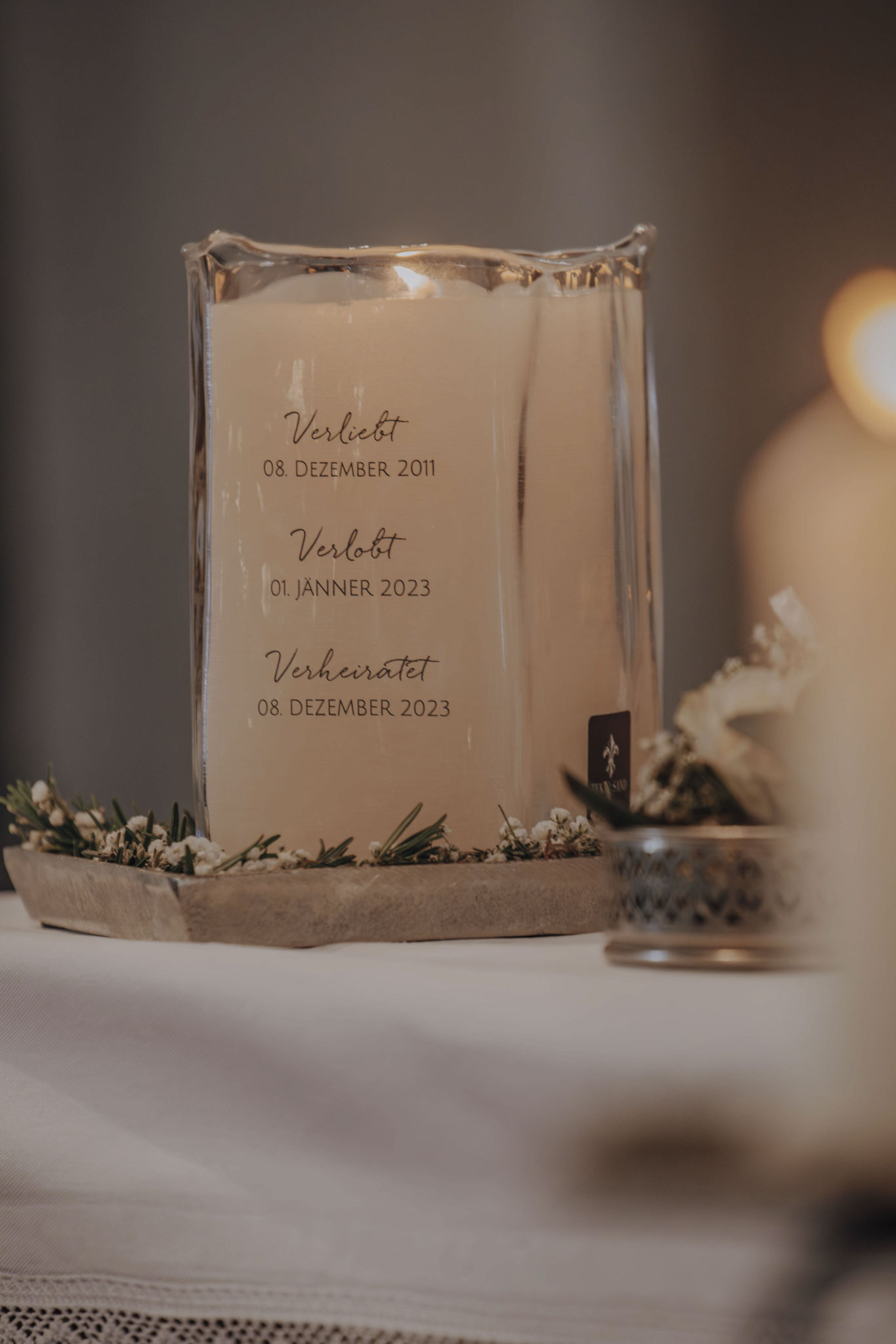 Sehr geehrter Herr Labacher, gerne schicken wir Ihnen Fotos von unserer Hochzeitskerze zu. Wir haben sehr viel Freude mit ihr.  Freundliche Grüße Maria & Sebastian H.