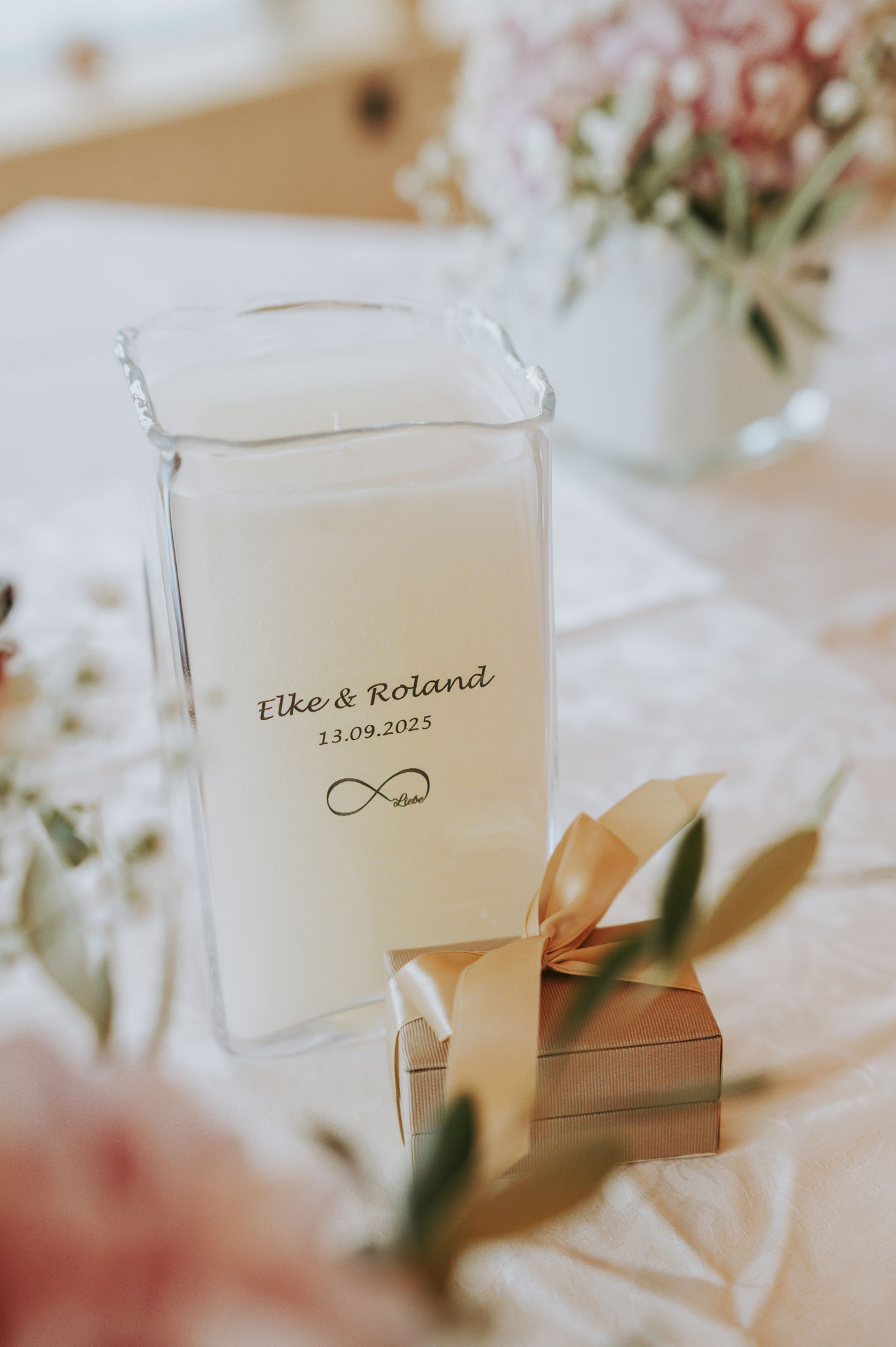 Nochmal Herzlichen Dank für die wunderschöne Hochzeitskerze, die nun zu Hause einen Ehrenplatz hat! Habe im Umfeld schon 2 Bräute, die auf alle Fälle auch unbedingt so eine Kerze möchten!!! LG aus Salzburg, Elke 