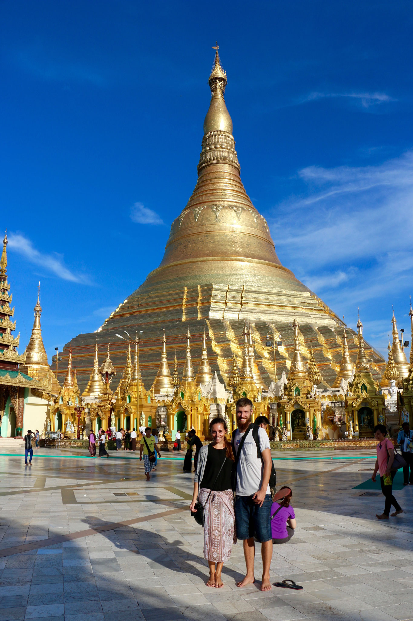 Die Shwedagon Pagode und wir - ziemlich groß :) 